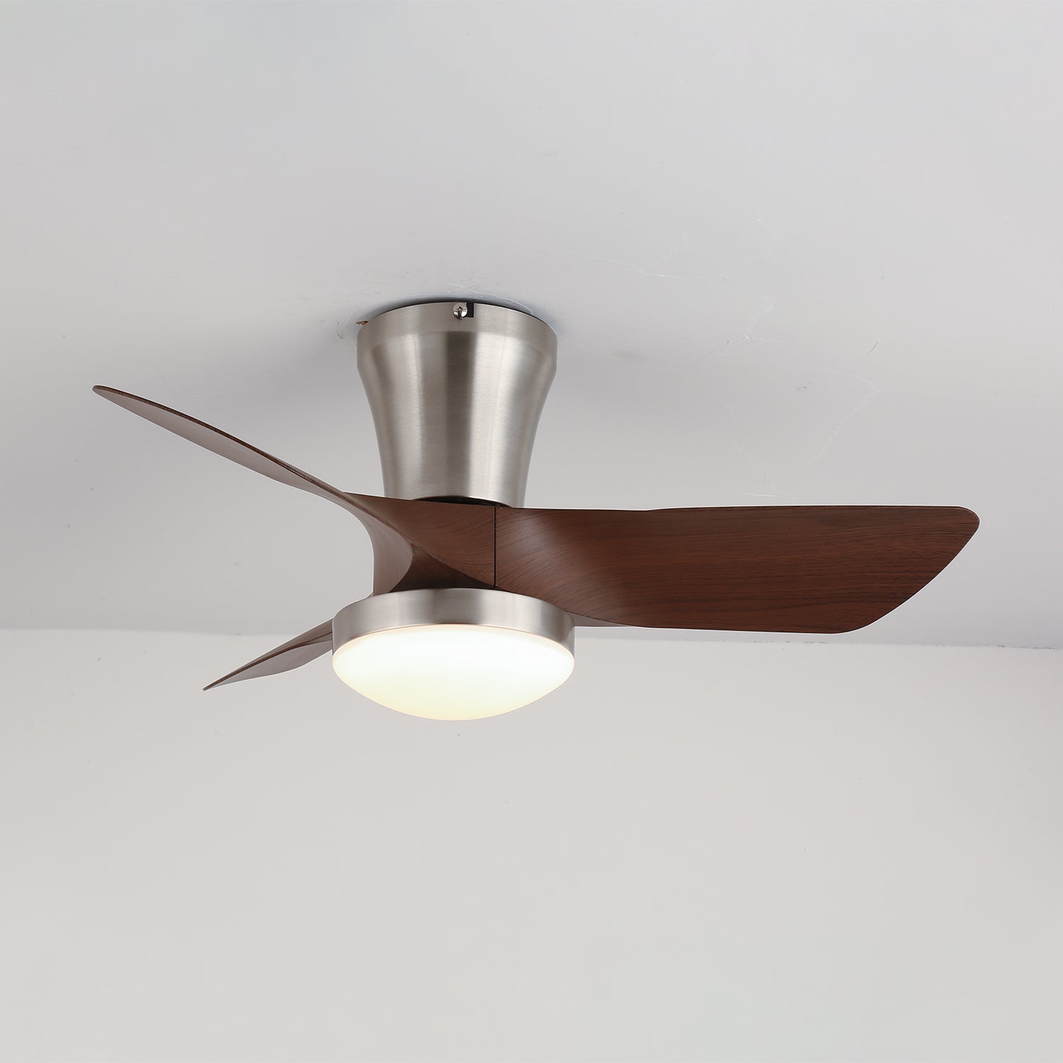 Ventilatore da Soffitto Moderno in Legno Trivon, vista angolata