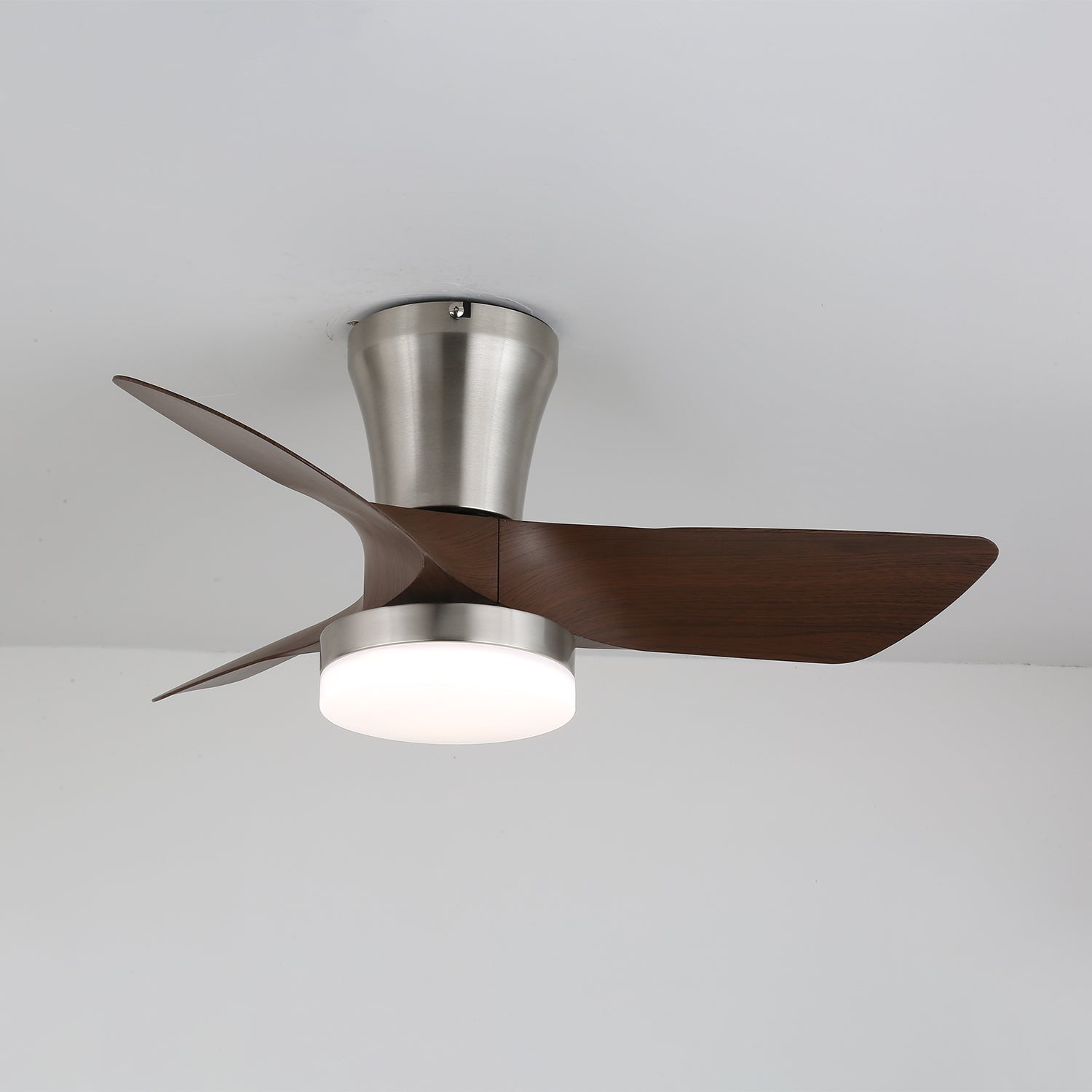 Primo piano delle pale in legno di noce del Ventilatore da Soffitto Moderno in Legno Trivon
