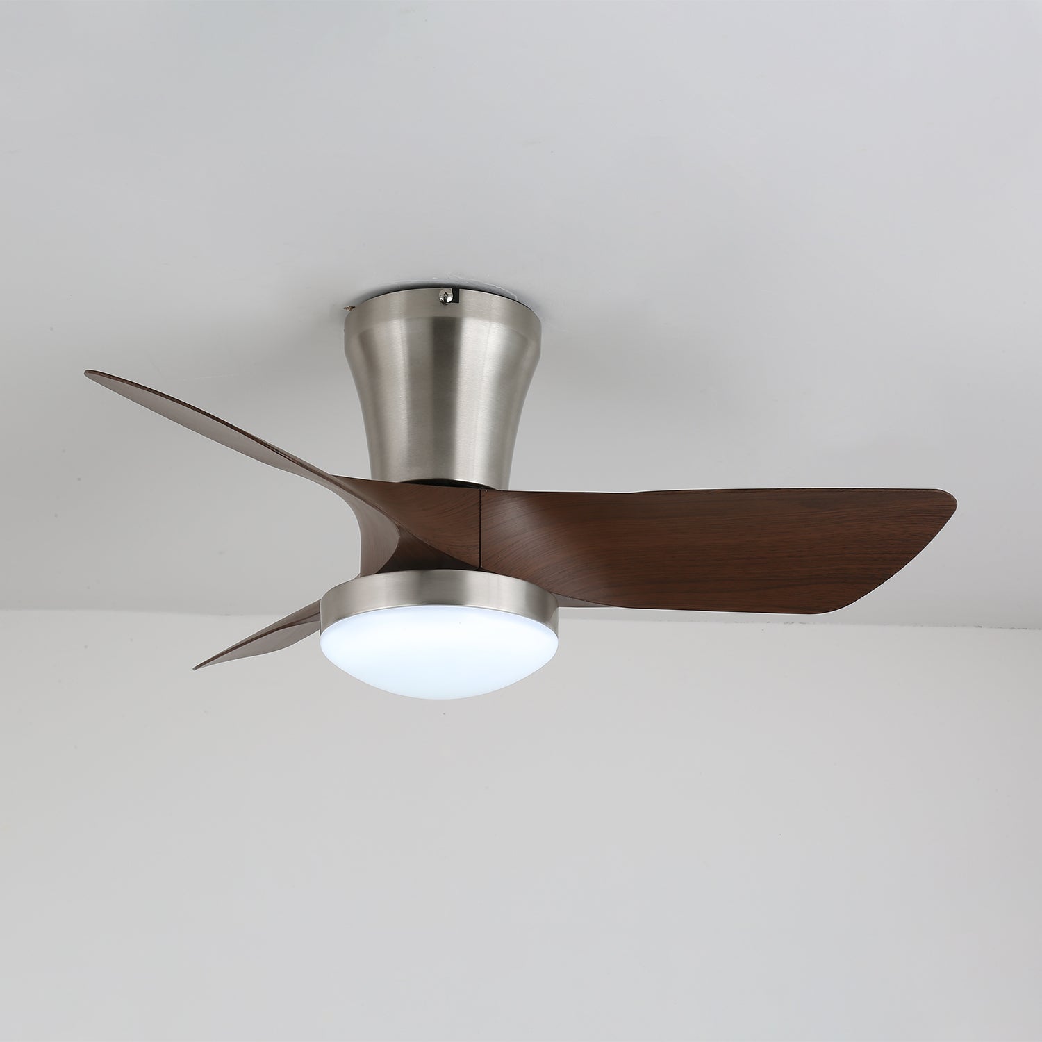 Vista laterale del Ventilatore da Soffitto Moderno in Legno Trivon, che mostra il profilo sottile