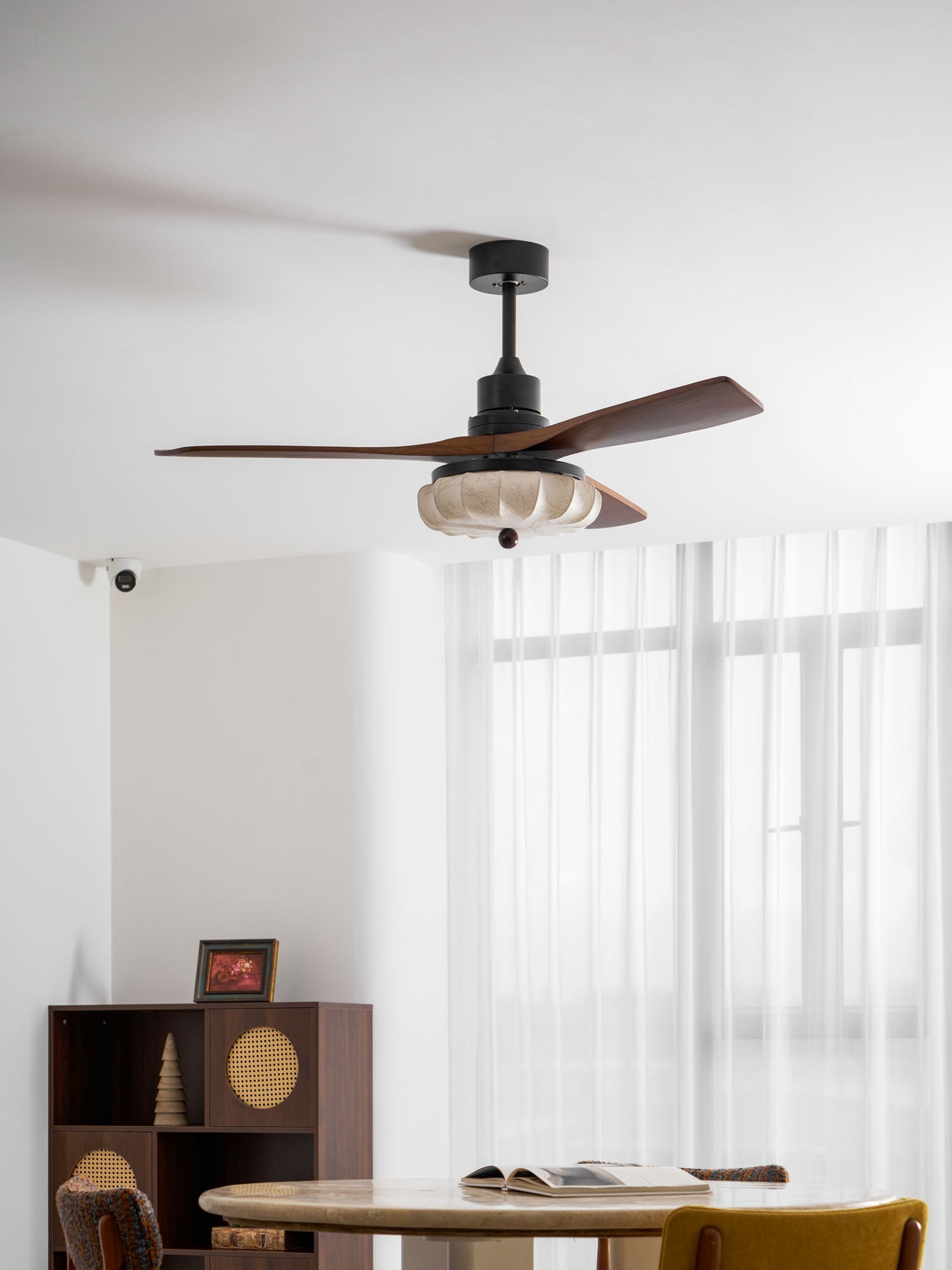 Ventilatore da Soffitto con Luce Jasper Bloom, che mostra il suo stile contemporaneo