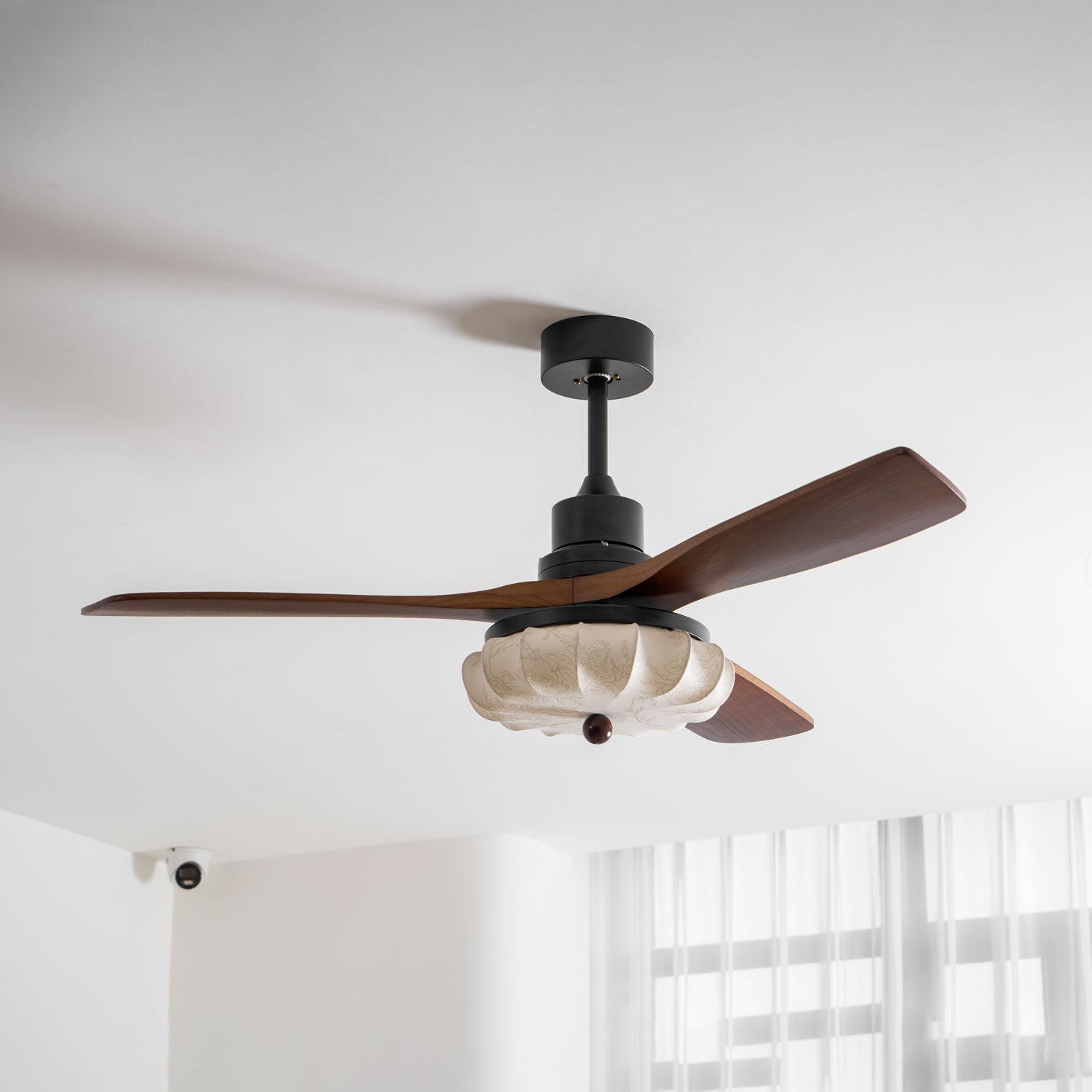 Ventilatore da Soffitto con Luce Jasper Bloom, che illustra la funzione reversibile della ventola