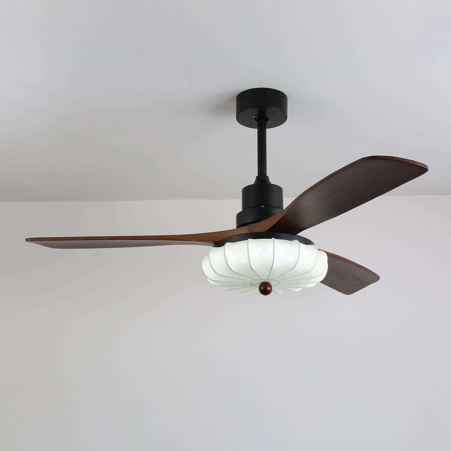 Ventilatore da Soffitto con Luce Jasper Bloom, che dimostra il funzionamento silenzioso