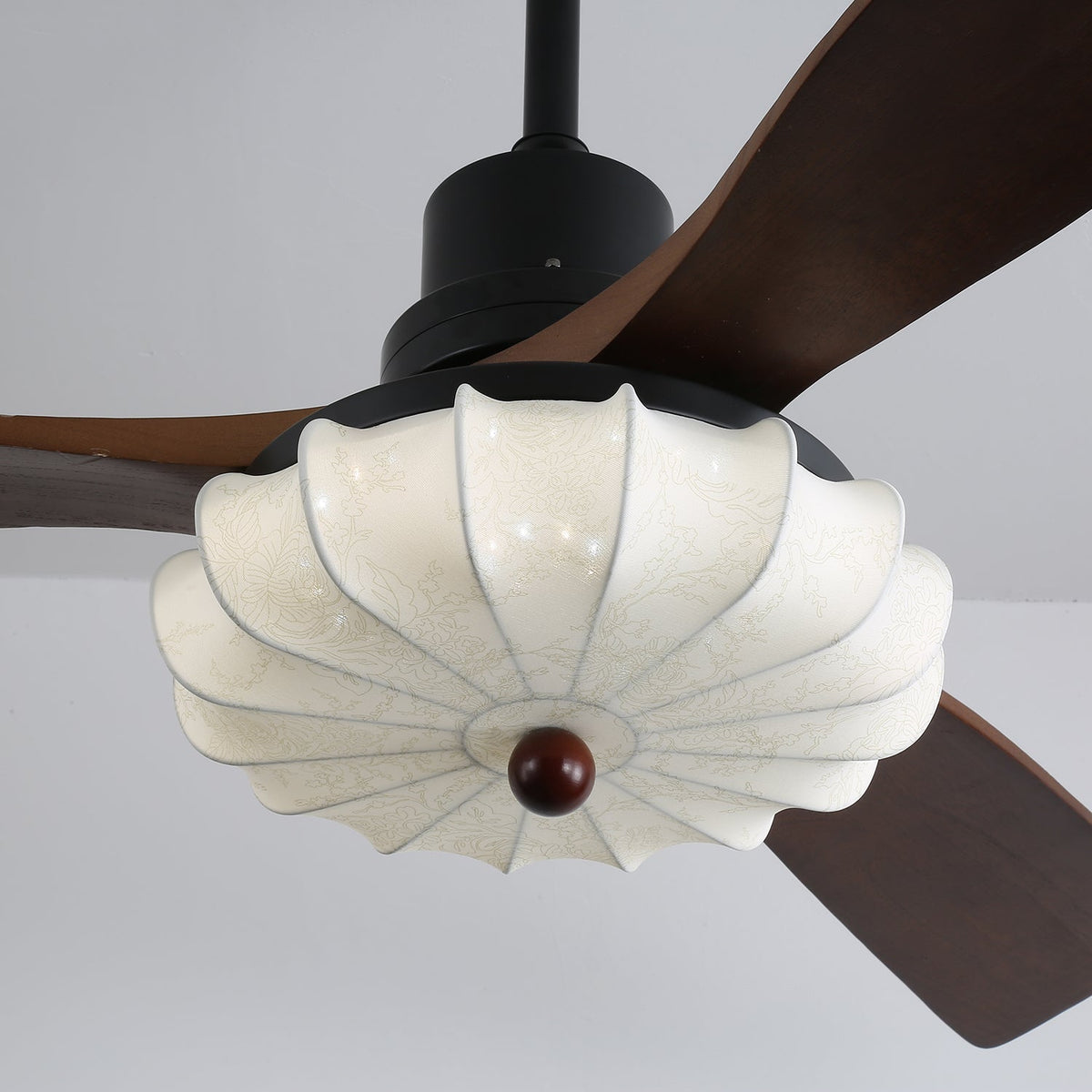 Ventilatore da soffitto Ventra che mette in mostra il suo design vintage