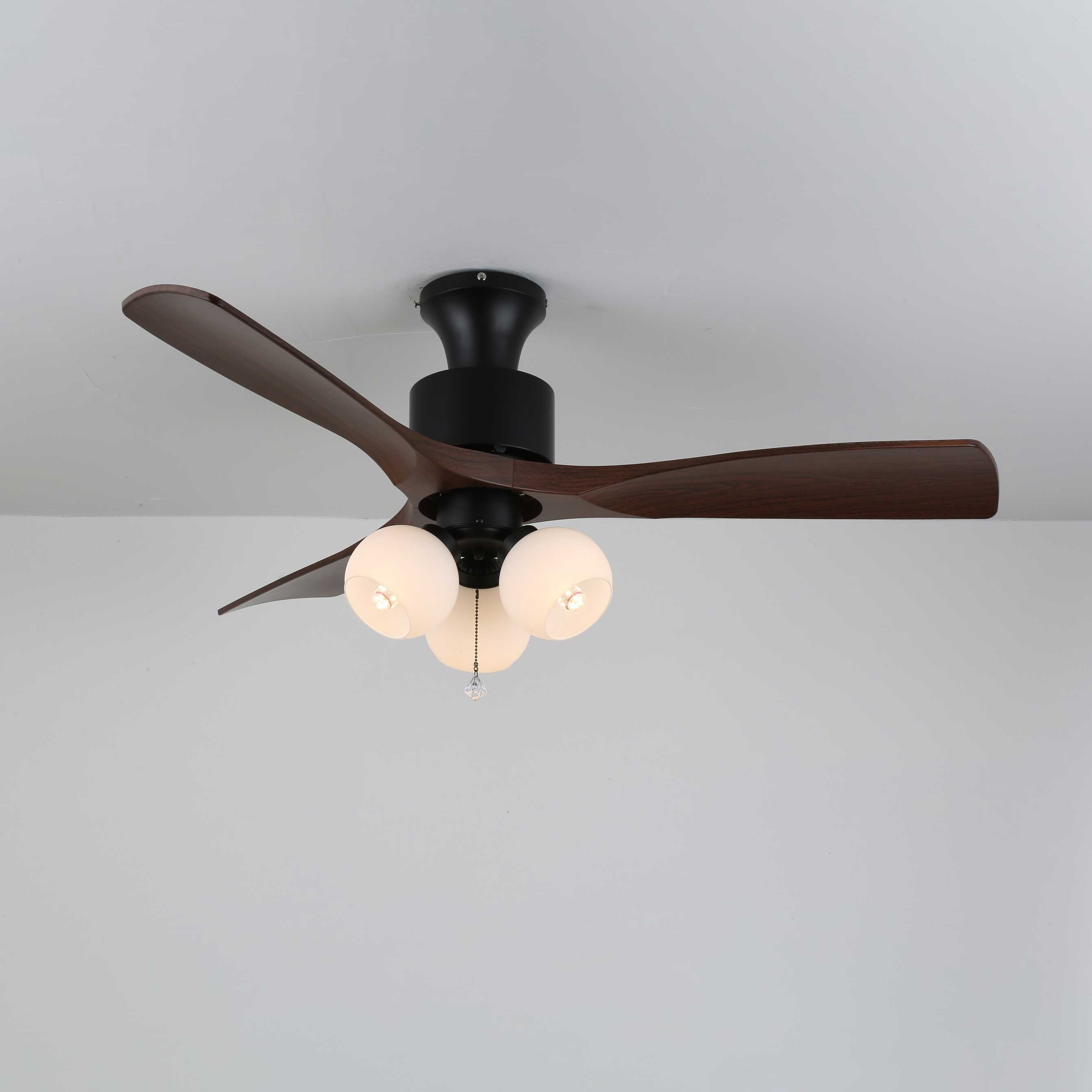 Ventilatore da soffitto Gwen Vintage con luce in vetro e opzione paralume bianco