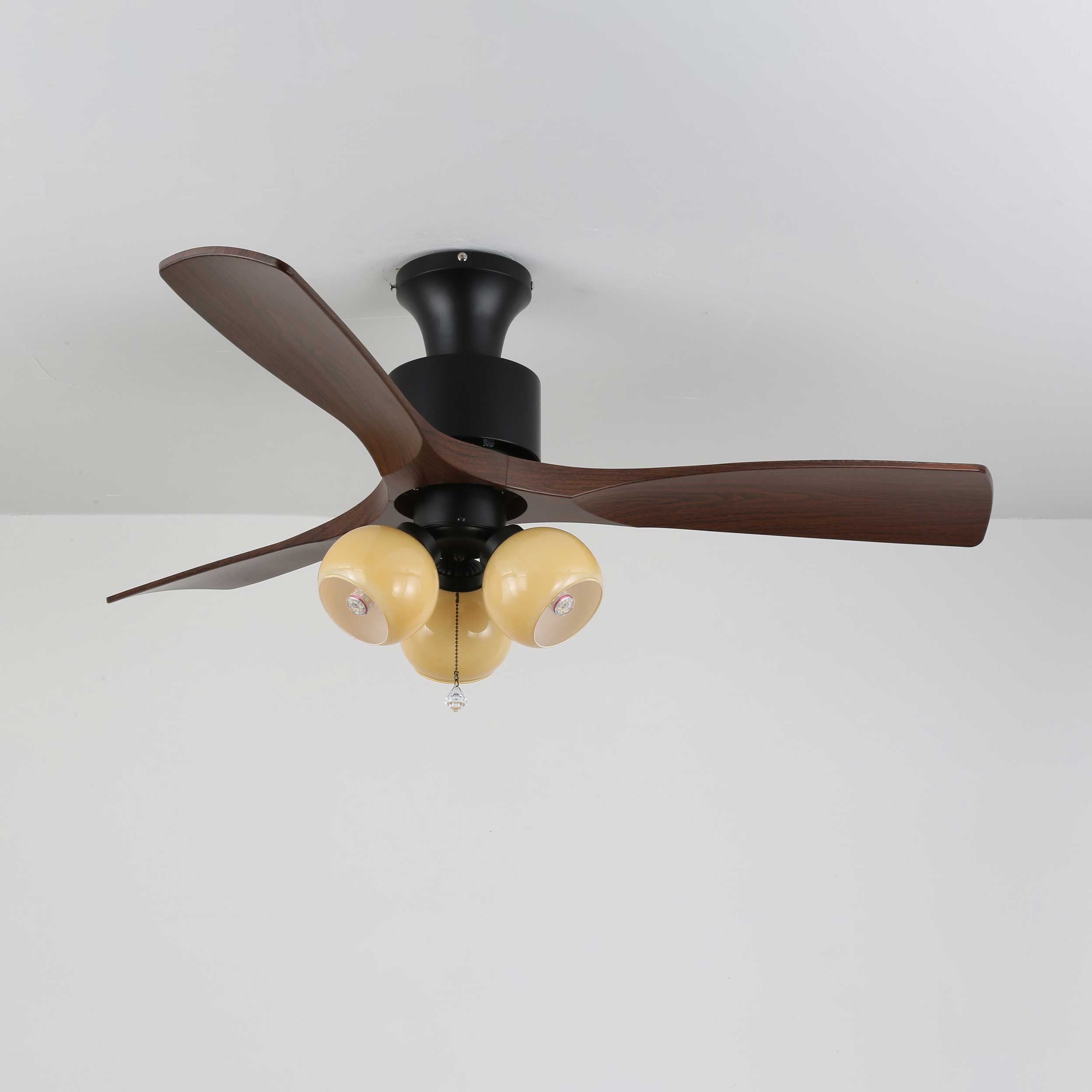 Ventilatore da soffitto Gwen Vintage con luce in vetro che mostra il suo controllo a 6 velocità