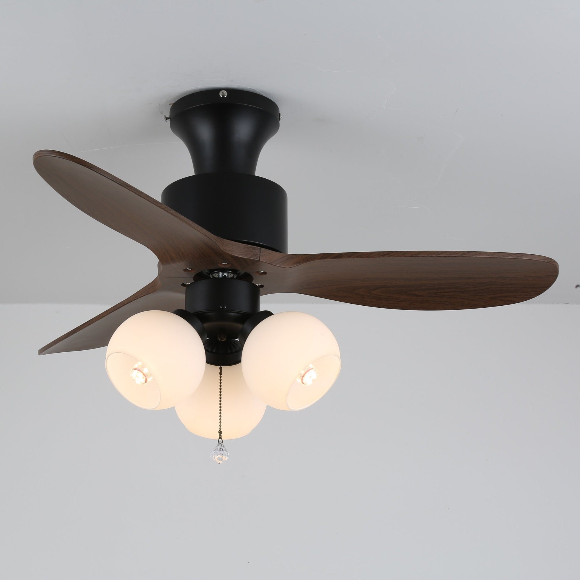Ventilatore da soffitto Gwen Vintage con luce in vetro nell'opzione finitura legno di noce