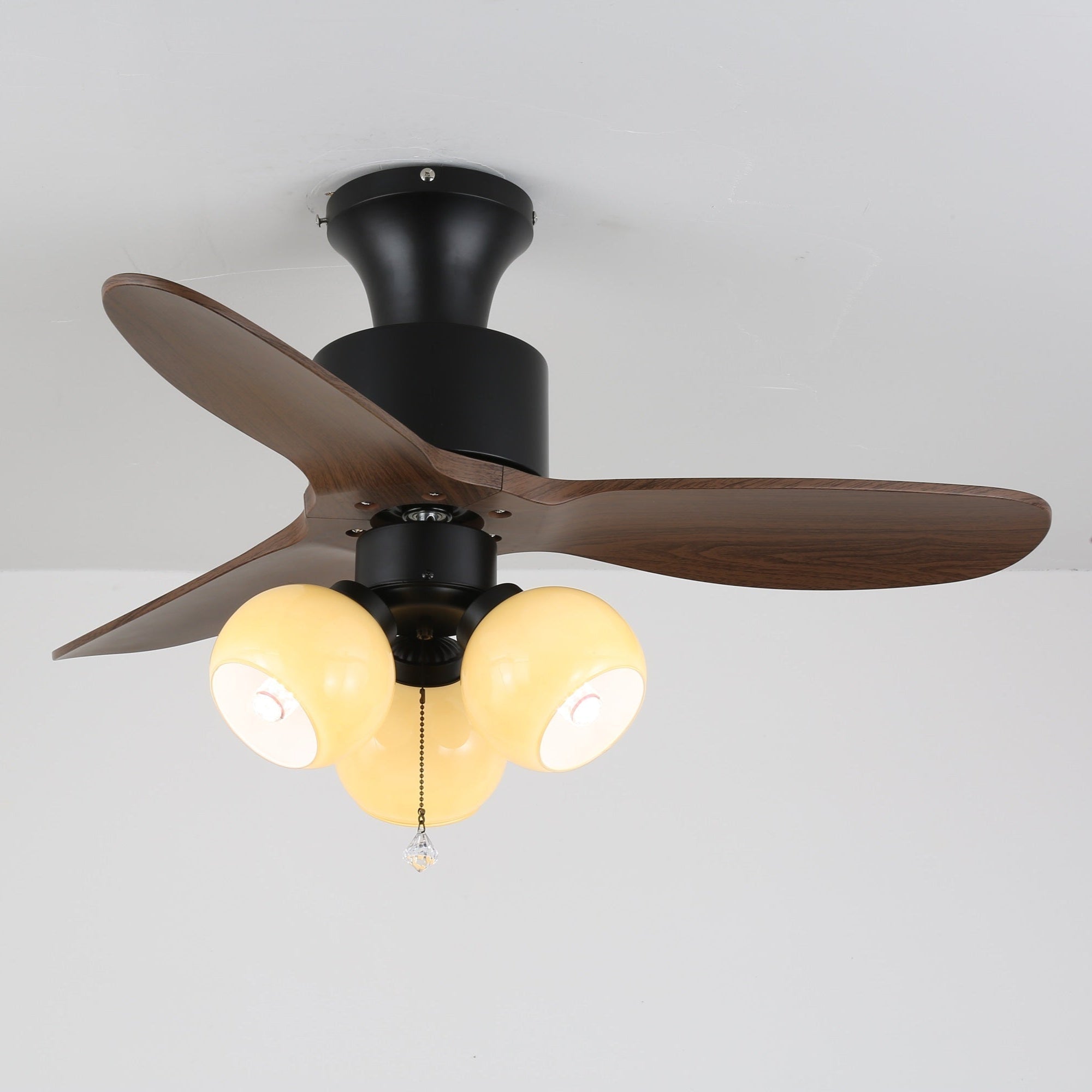 Ventilatore da soffitto Gwen Vintage con luce in vetro in un ambiente camera da letto