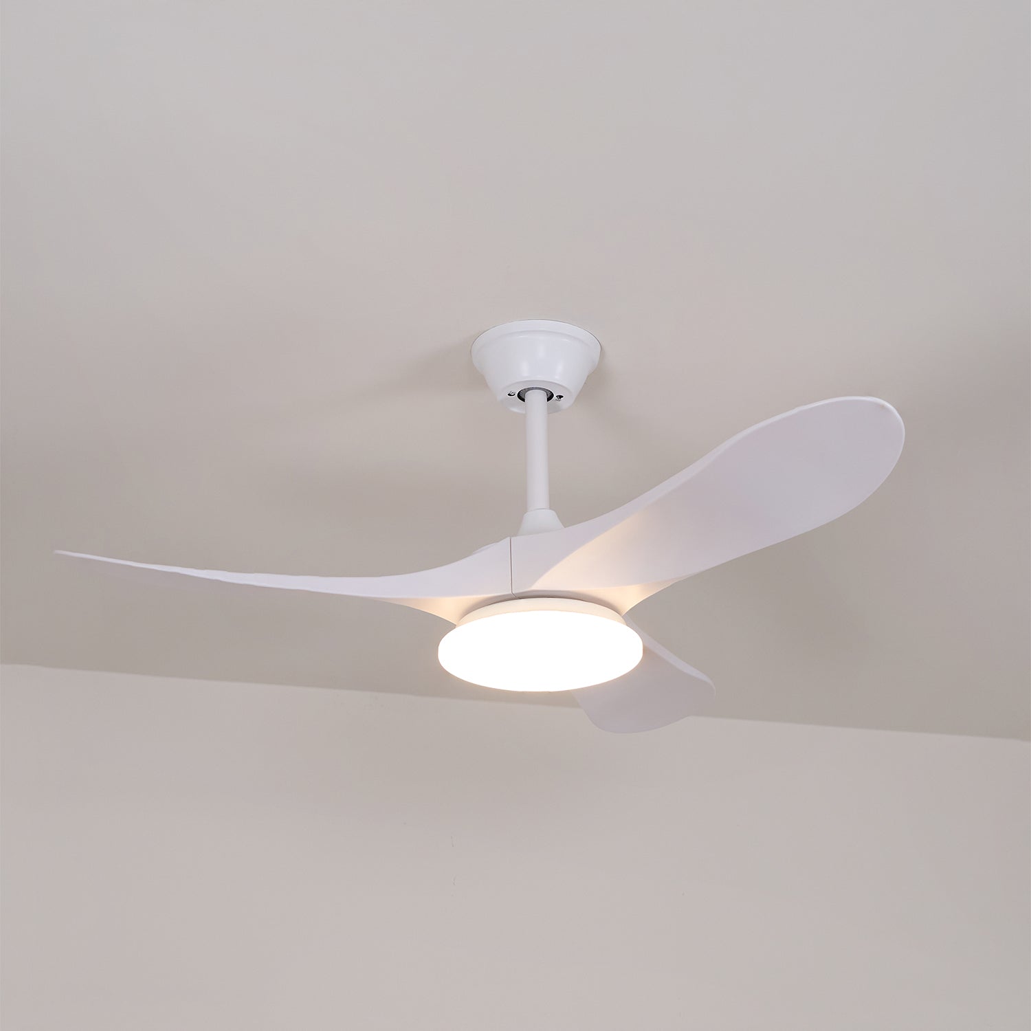 Ventilatore da soffitto moderno Velix in legno con luce LED integrata accesa