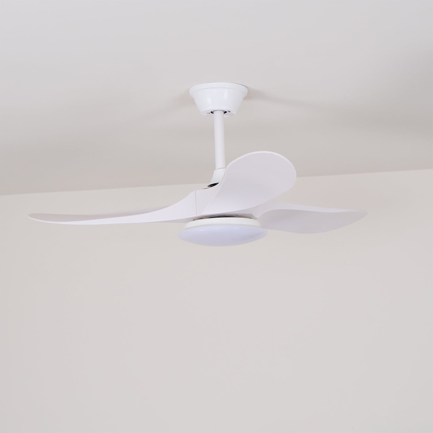 Ventilatore da soffitto moderno Velix in legno con luce, che dimostra il controllo a 6 velocità