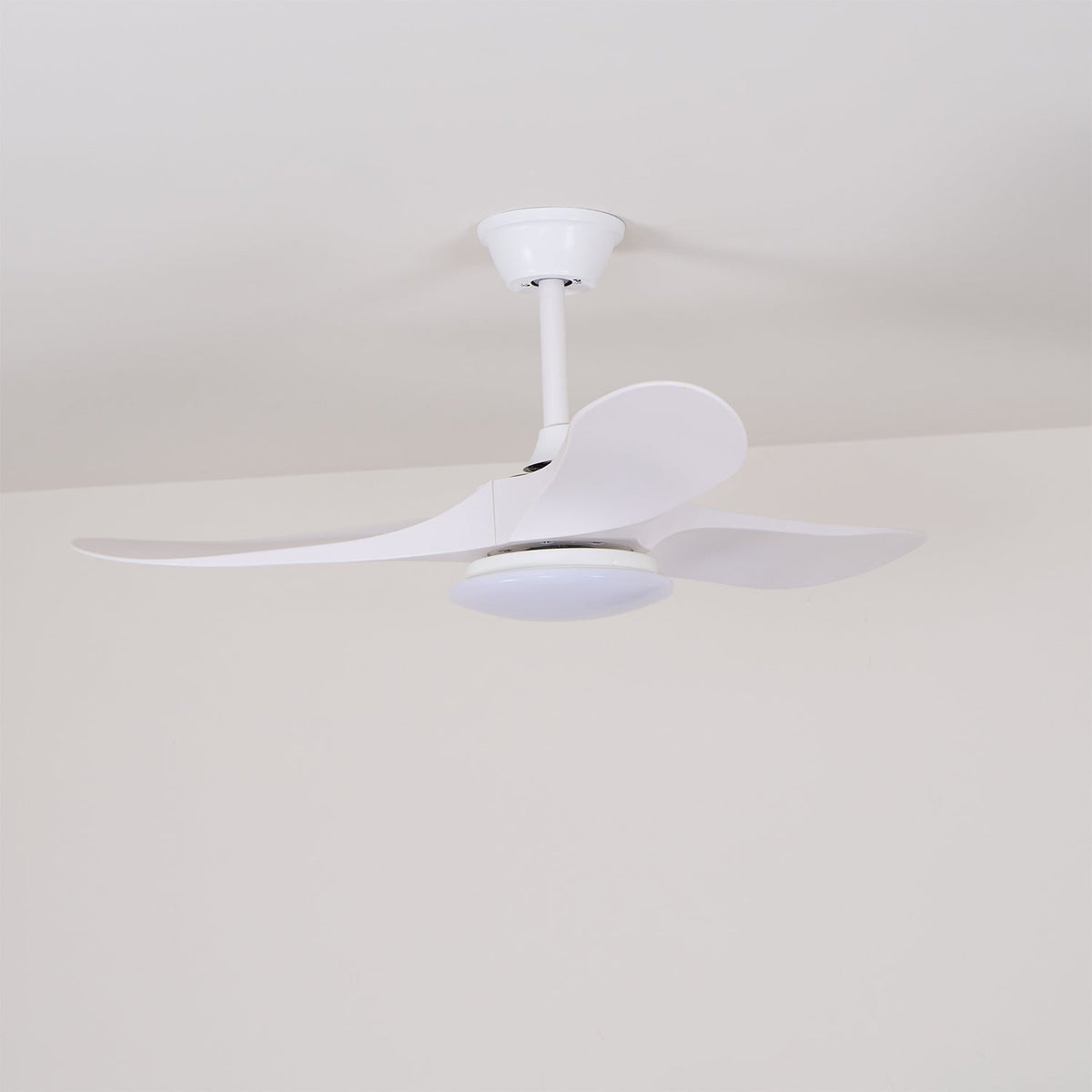 Ventilatore da Soffitto Minimalista Oriken, un'altra angolazione della finitura bianca