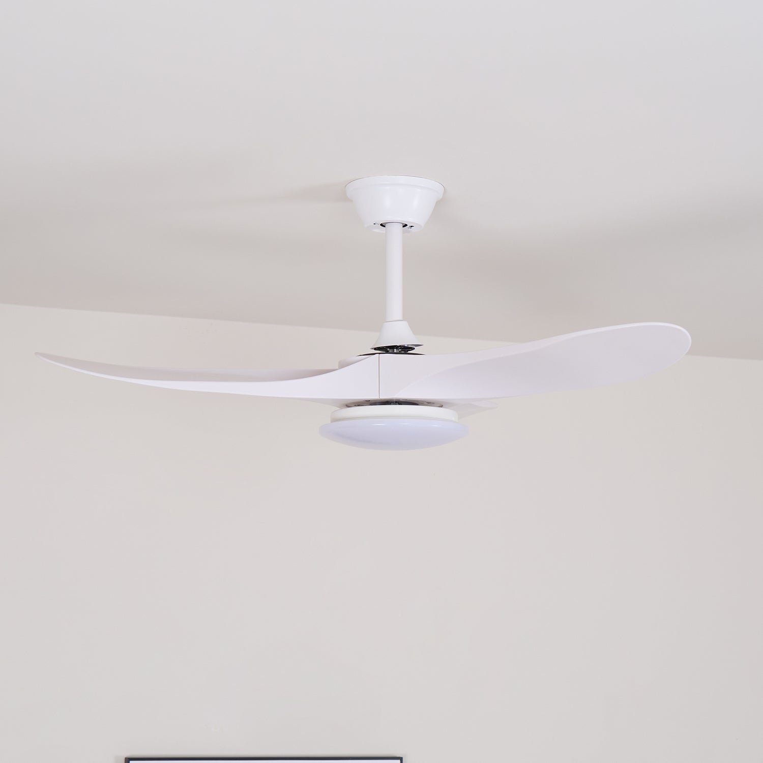 Ventilatore da Soffitto con Luce NovaVent con un focus sulle pale della ventola.