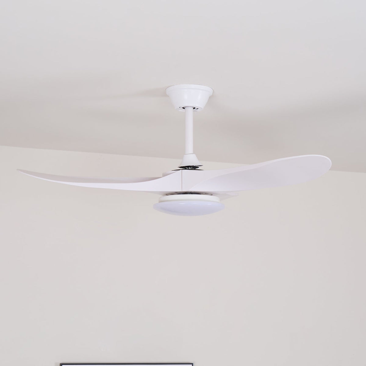 Ventilatore da Soffitto Minimalista Oriken, un'altra angolazione della finitura noce