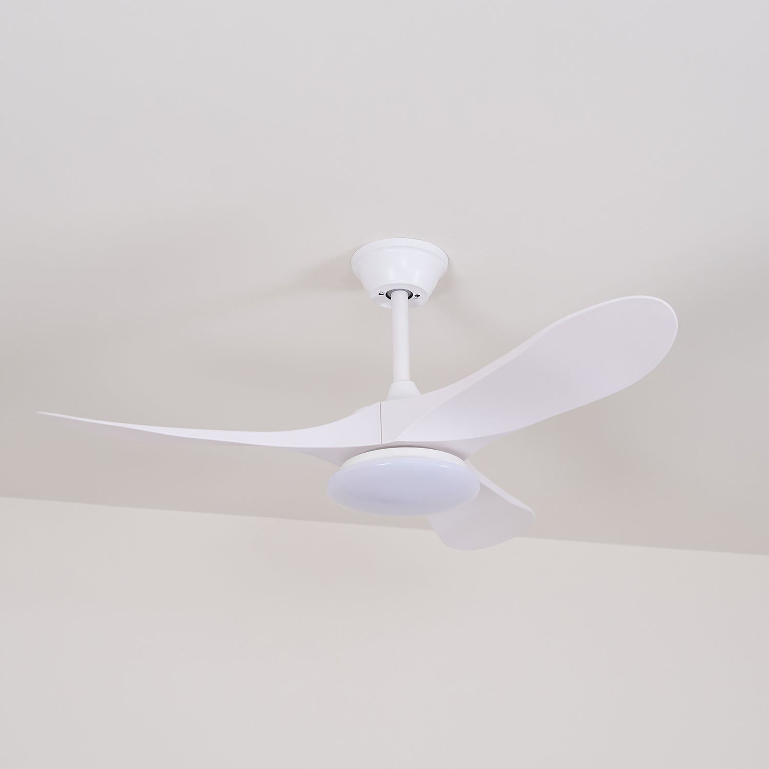 Imballaggio o unboxing del Ventilatore da Soffitto con Luce NovaVent.