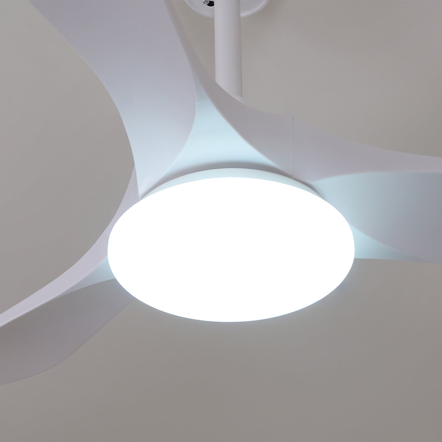 Ventilatore da soffitto moderno Velix in legno con luce, un mix di funzionalità e stile