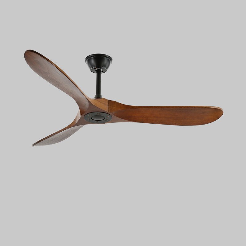 Ventilatore da soffitto Aviona in legno, che dimostra l'altezza di sospensione regolabile.