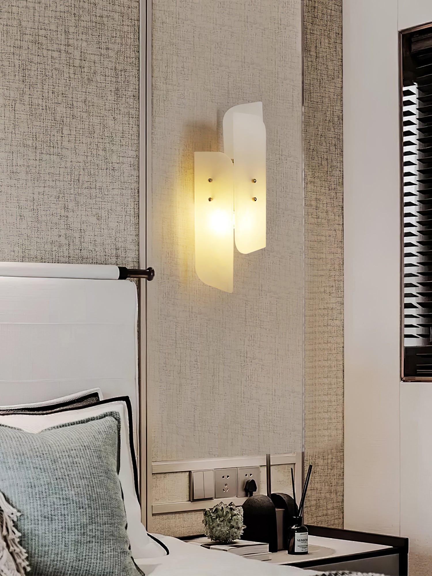 Veyra Alabaster Wall Sconce - Neutralighting