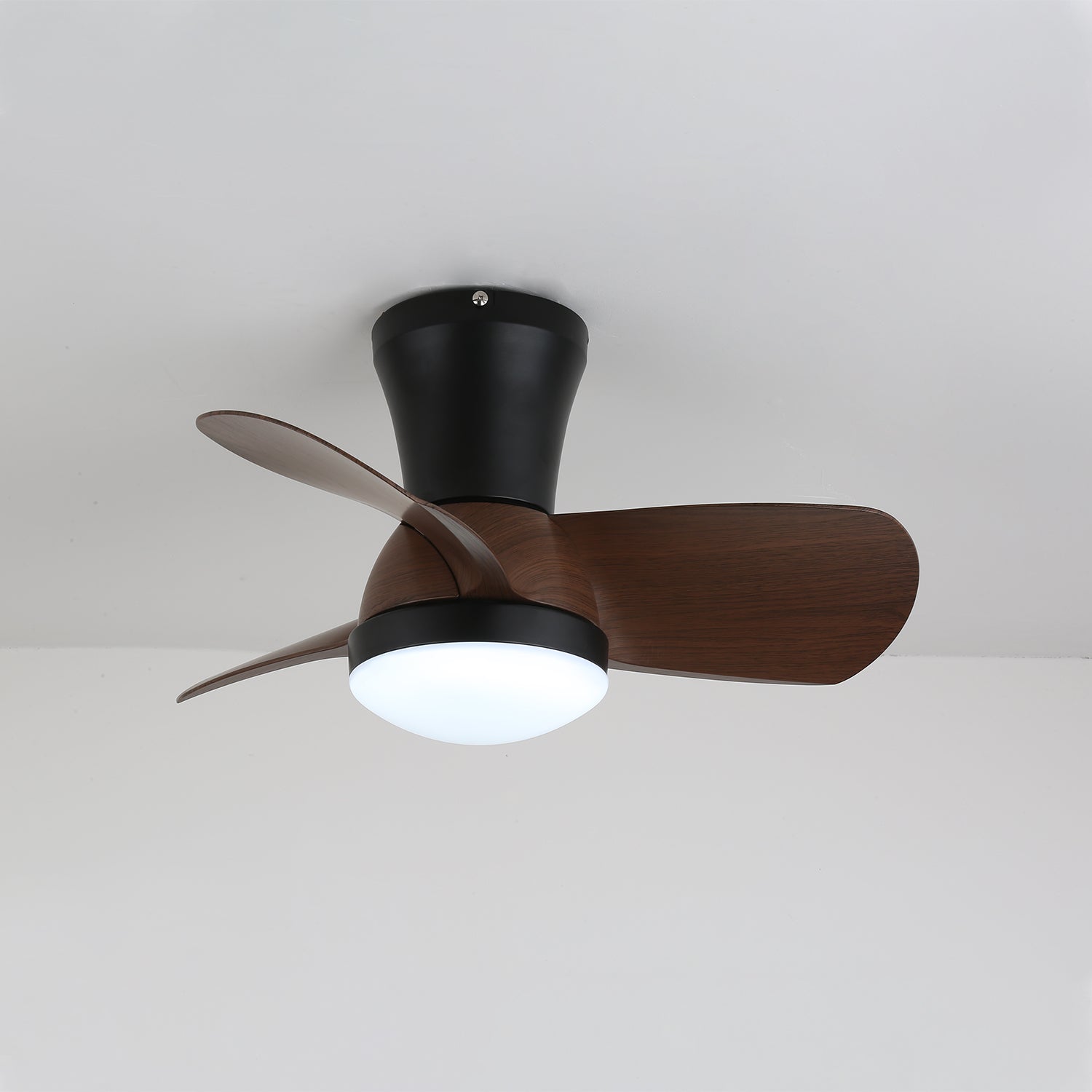 Plafoniera Ventilatore Avelo Moderna in Legno, primo piano delle pale in legno di noce