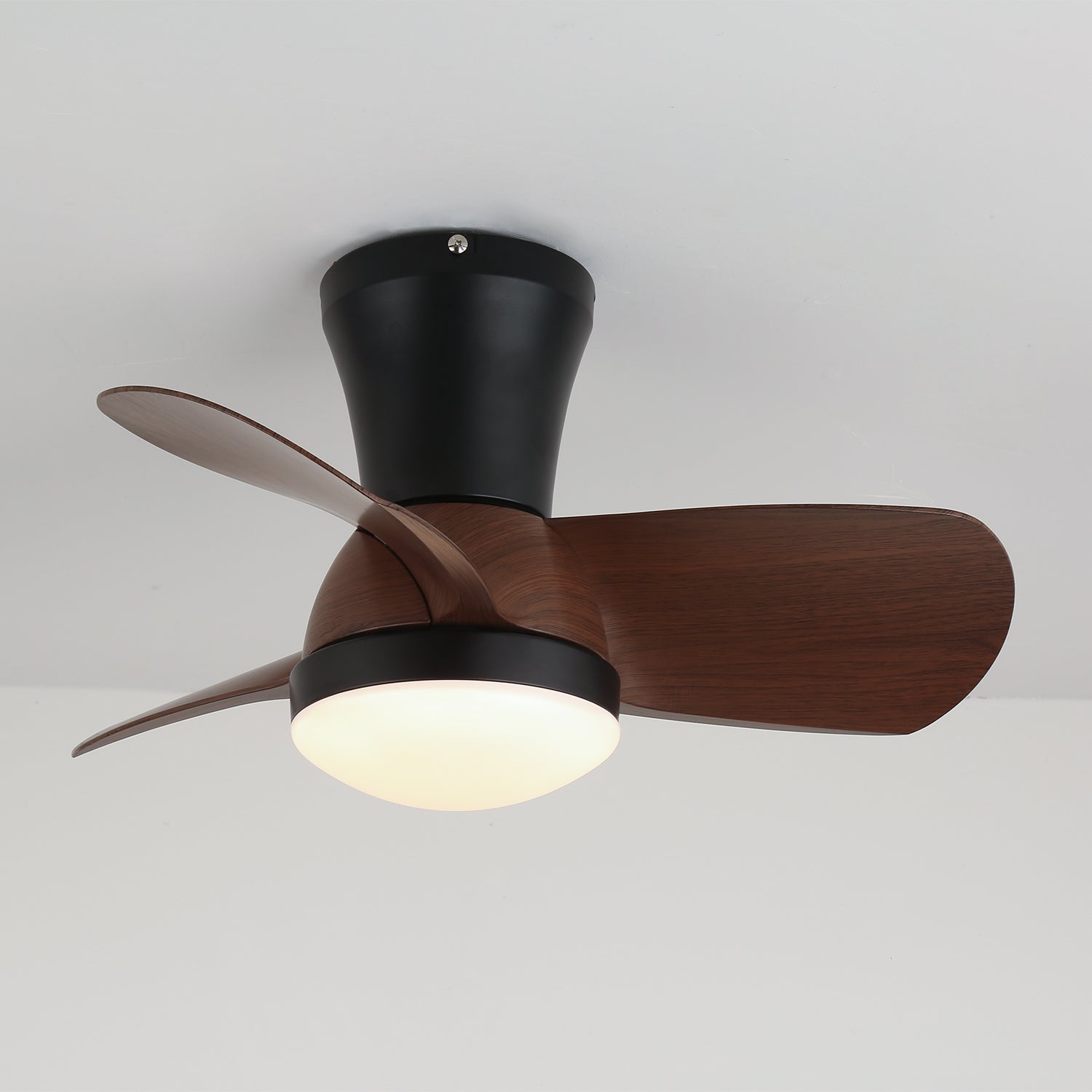 Plafoniera Ventilatore Avelo Moderna in Legno, vista dal basso, ventola in movimento