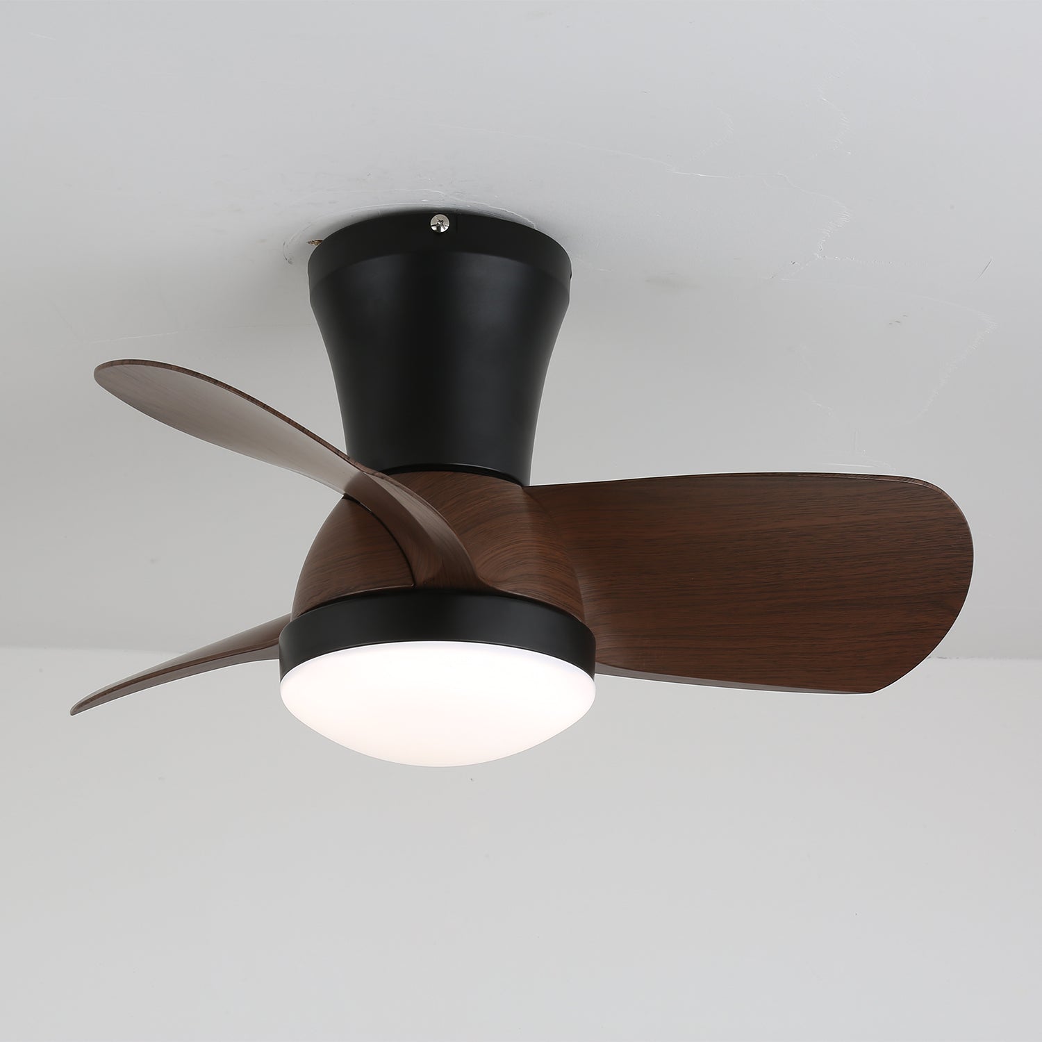 Plafoniera Ventilatore Avelo Moderna in Legno, installata in un moderno soggiorno