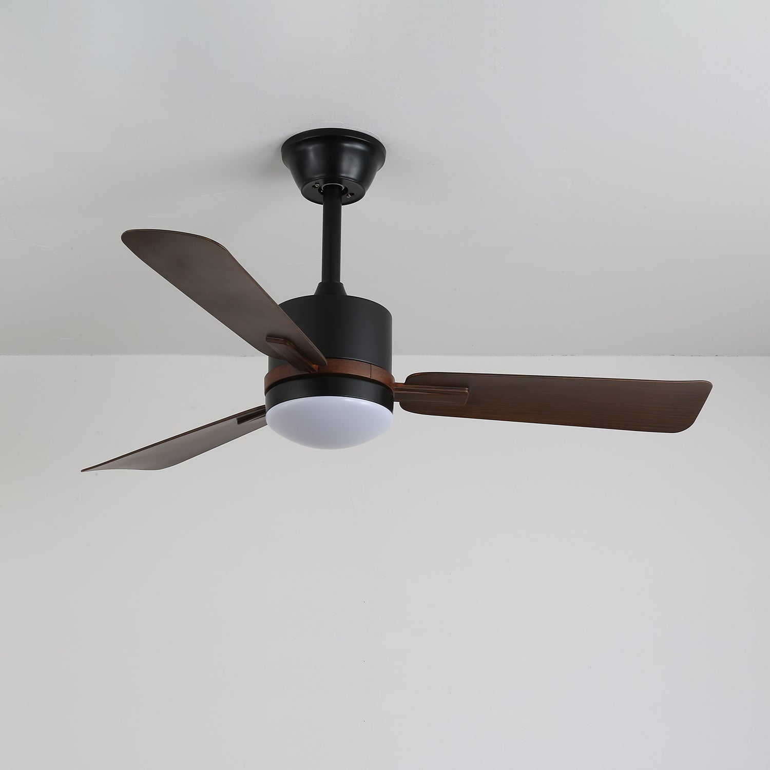 Ventilatore da soffitto Zeyra moderno con luce in un ambiente soggiorno contemporaneo