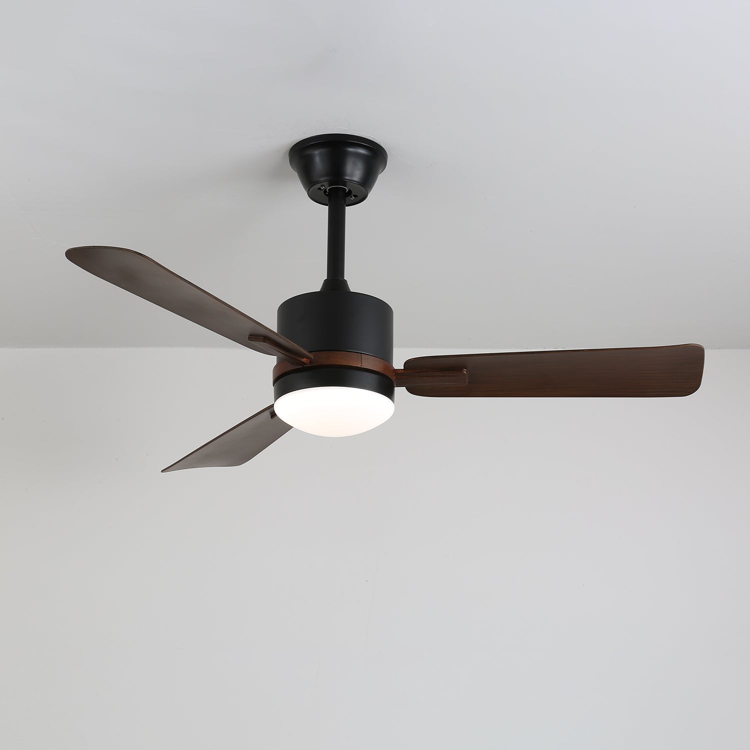 Dettaglio della struttura in metallo e del diffusore in acrilico del ventilatore Zeyra con luce