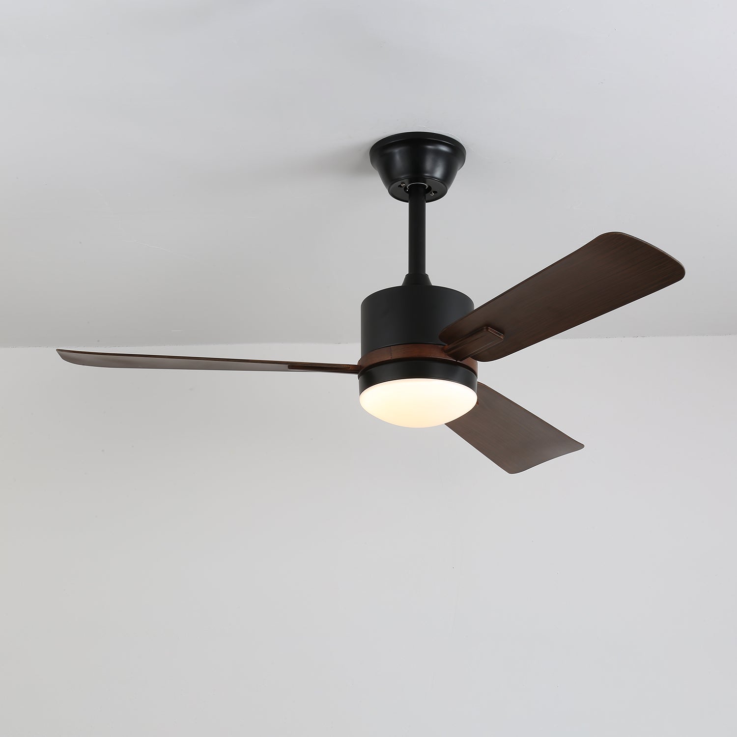 Ventilatore da soffitto Zeyra con luce e opzione finitura corpo nera