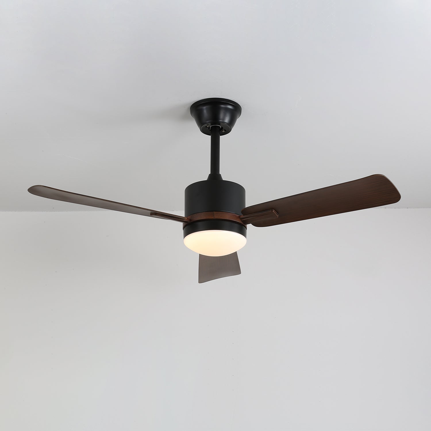 Ventilatore Zeyra con luce che mostra la sua illuminazione LED integrata