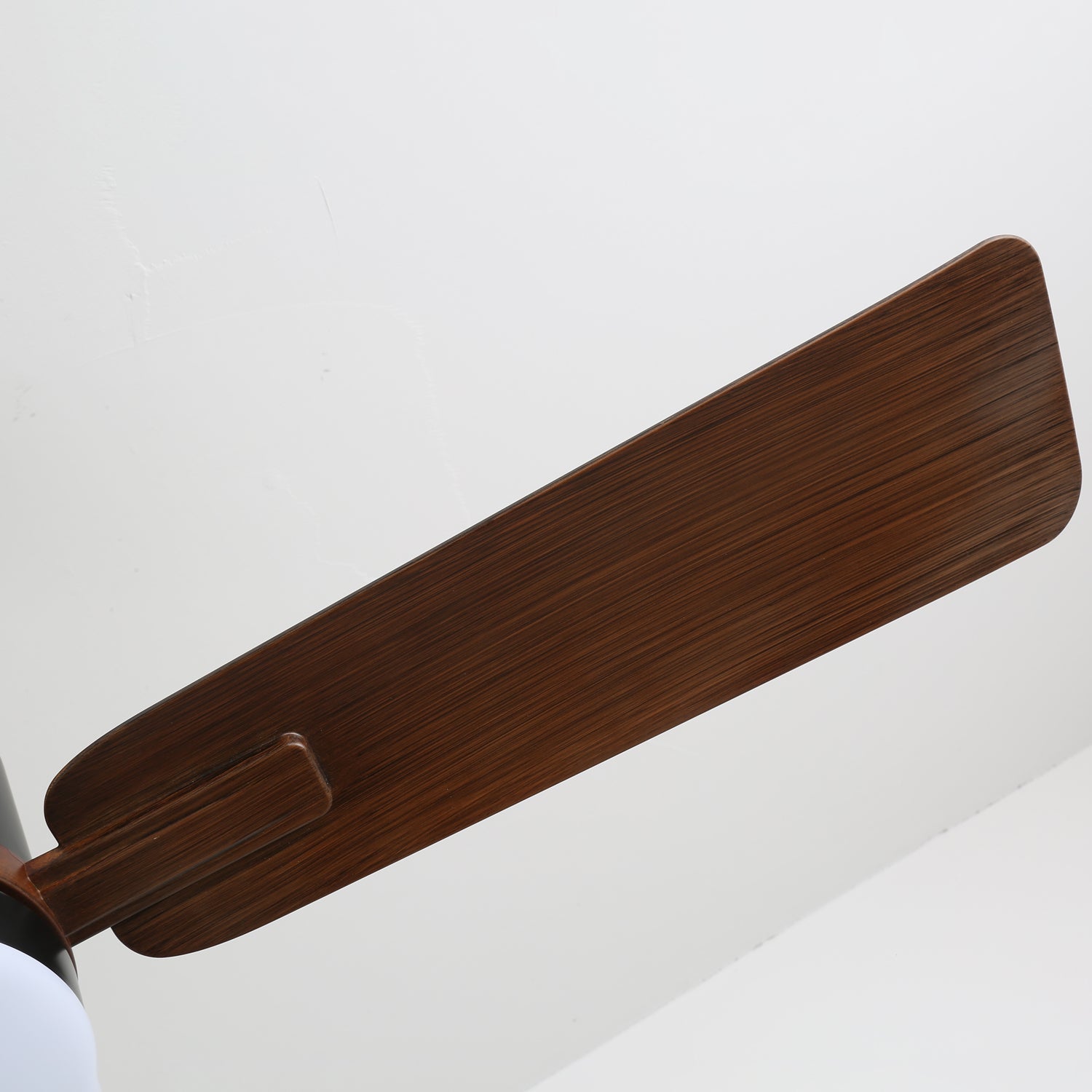 Ventilatore da soffitto Zeyra con luce e pale in movimento per il flusso d'aria