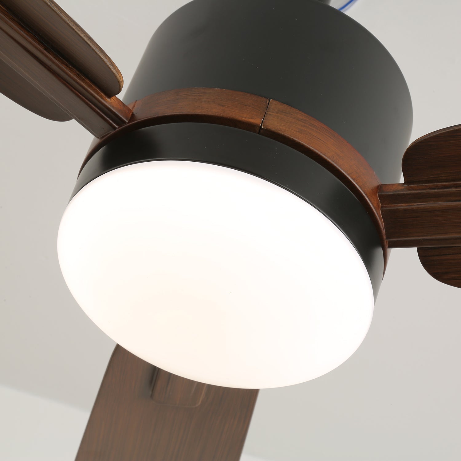 Ventilatore da soffitto Zeyra con luce installato su un soffitto in una casa