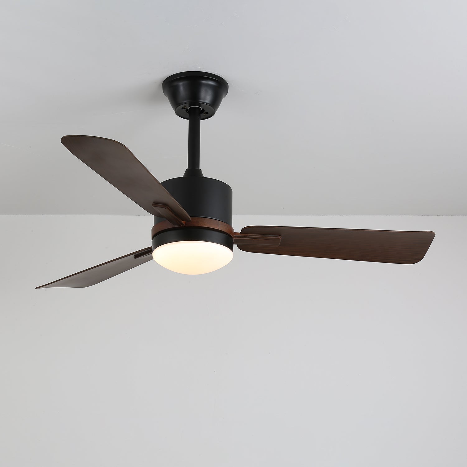 Primo piano delle pale in legno di noce del ventilatore da soffitto Zeyra con luce