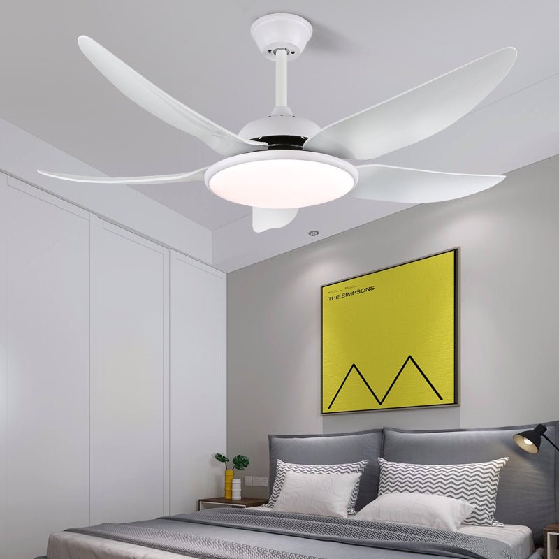 Ventilatore da Soffitto Moderno Aquila con Luce che mostra la sua struttura in metallo e le pale in ABS