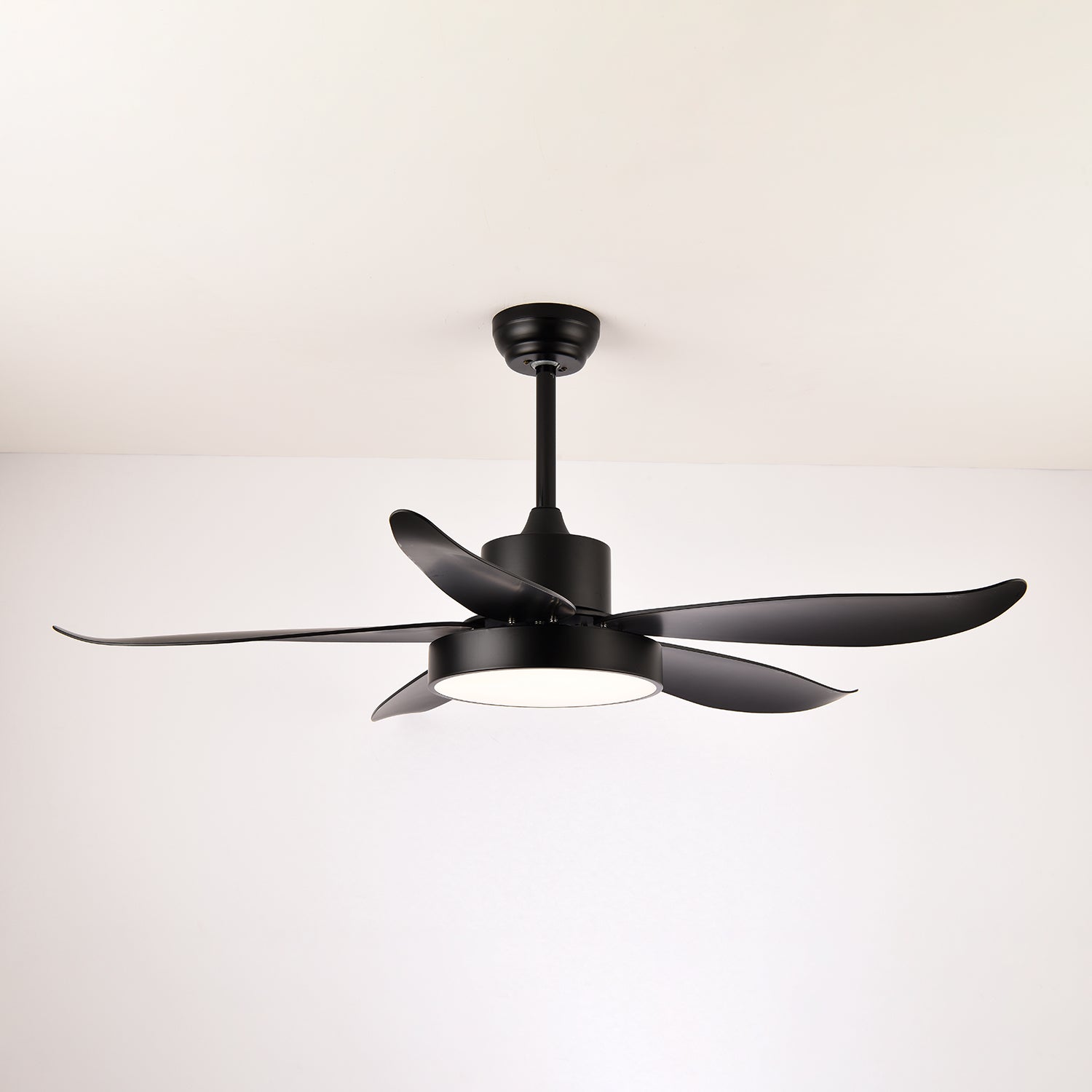 Ventilatore da soffitto moderno Auron che mostra il suo elegante design in metallo