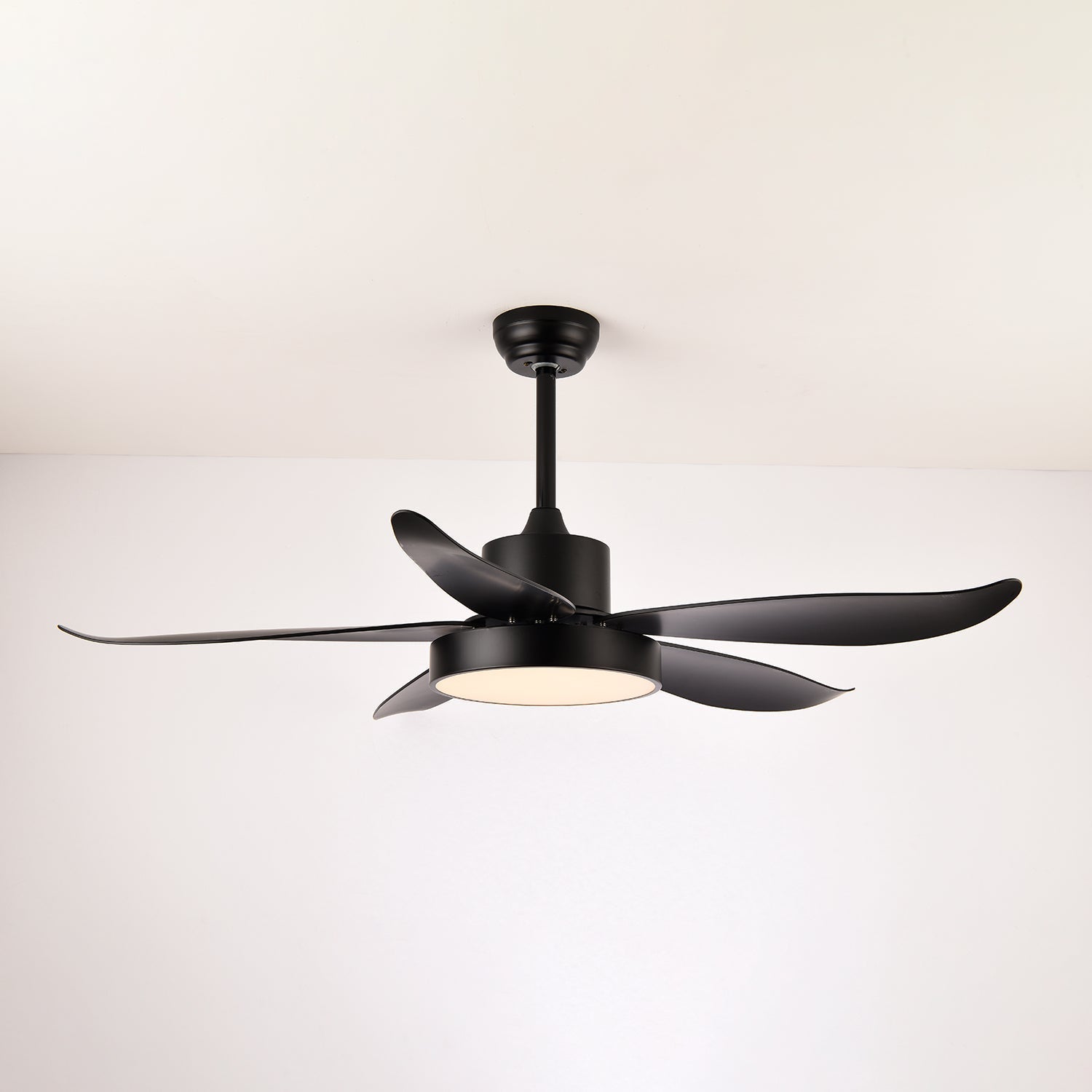 Ventilatore da soffitto moderno Auron con luce e pale in movimento