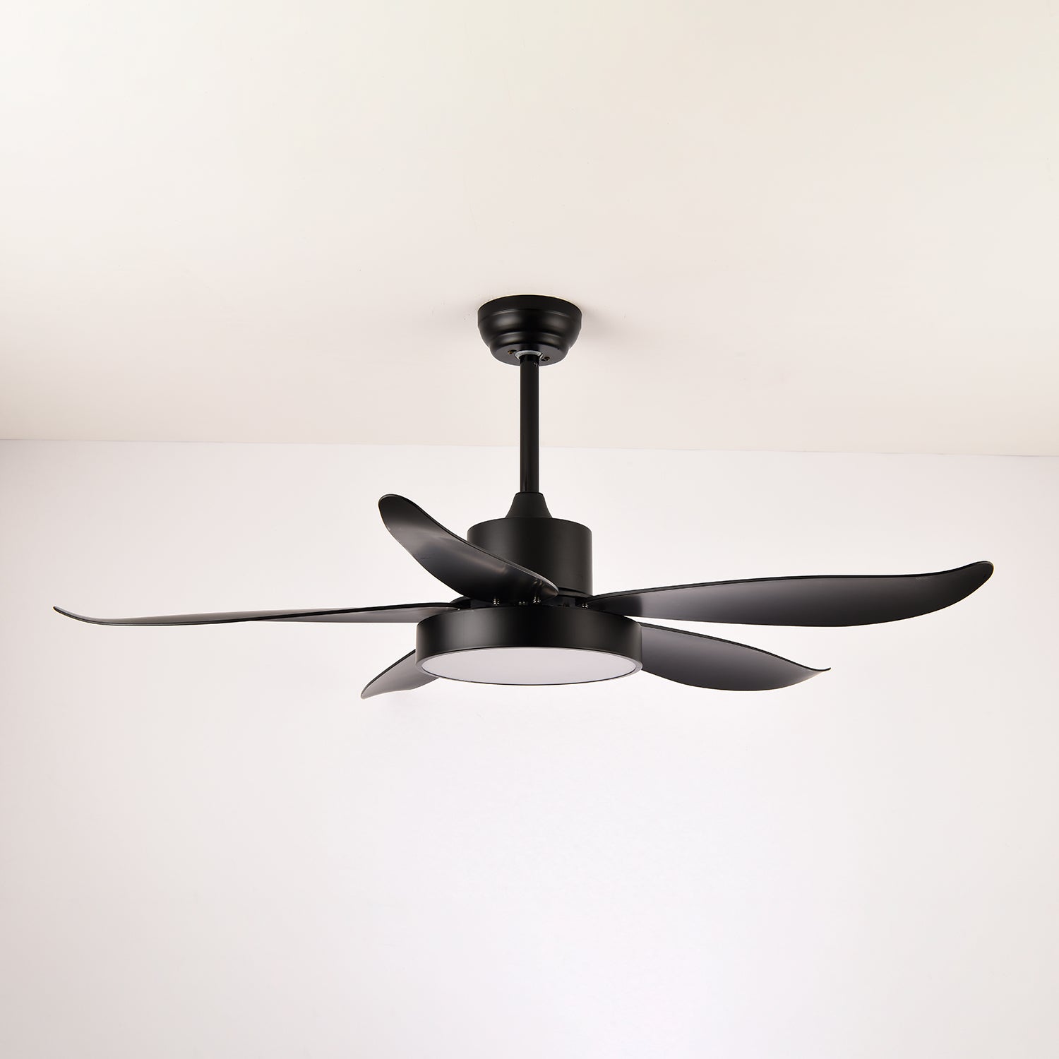 Vista ravvicinata della luce LED integrata sul ventilatore da soffitto Auron