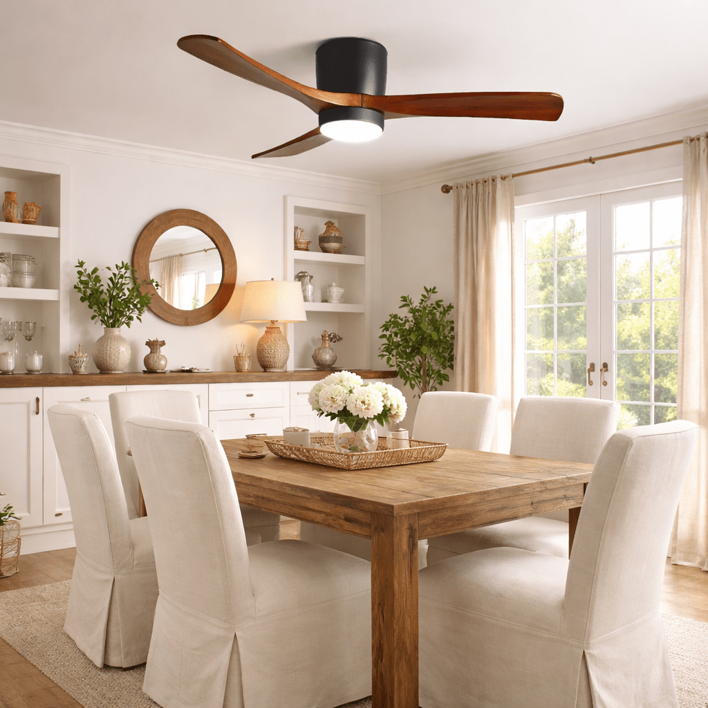 Ventilatore da soffitto Nordico Ezra con luce, primo piano della luce LED e delle pale in legno