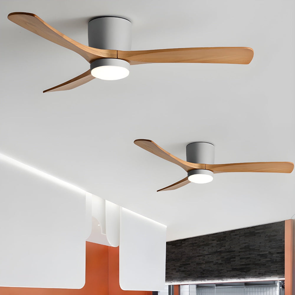 Primo piano del ventilatore da soffitto moderno in legno Elena con pale in legno di sicomoro