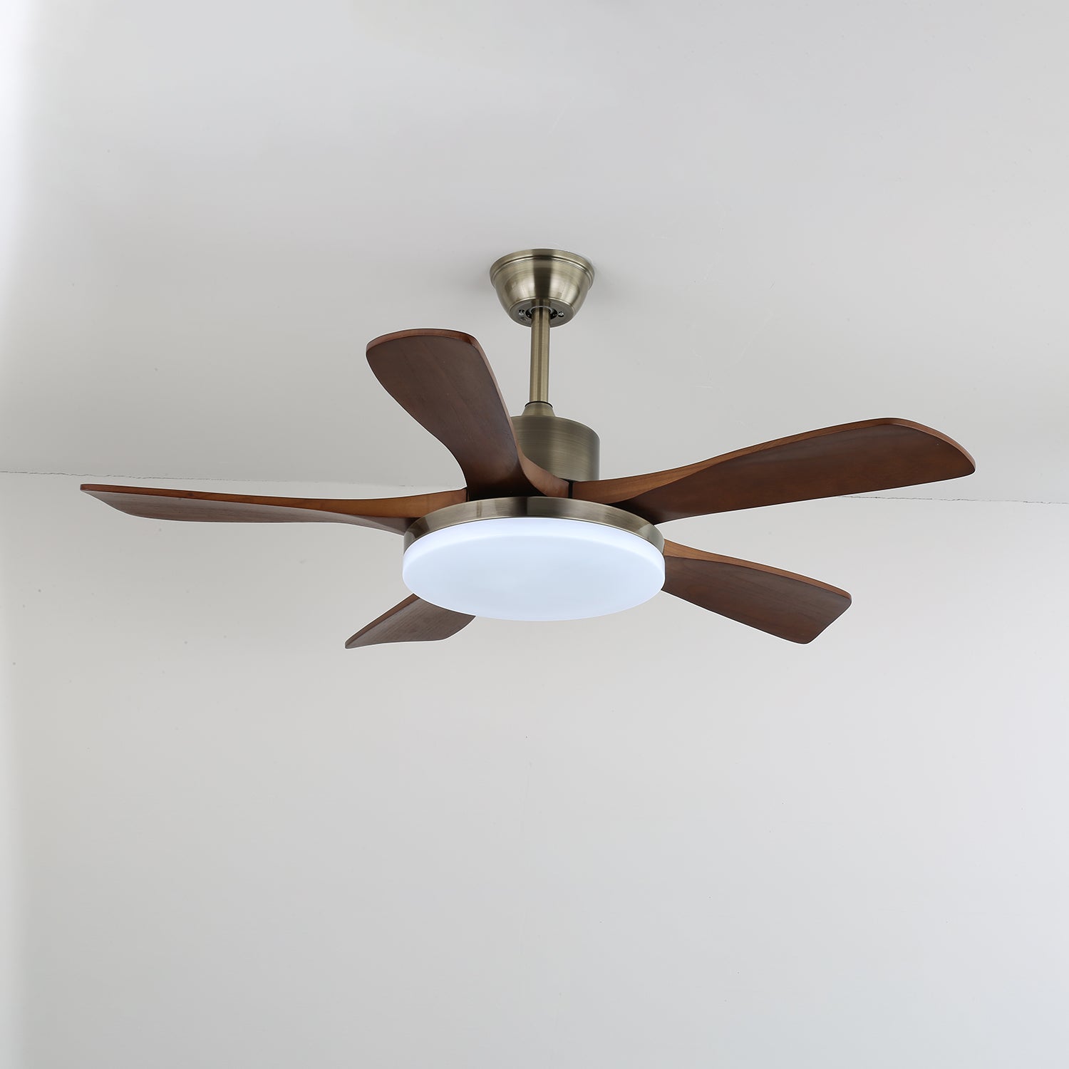 Diagramma che mostra le dimensioni del ventilatore da soffitto Aurelia in legno con luce