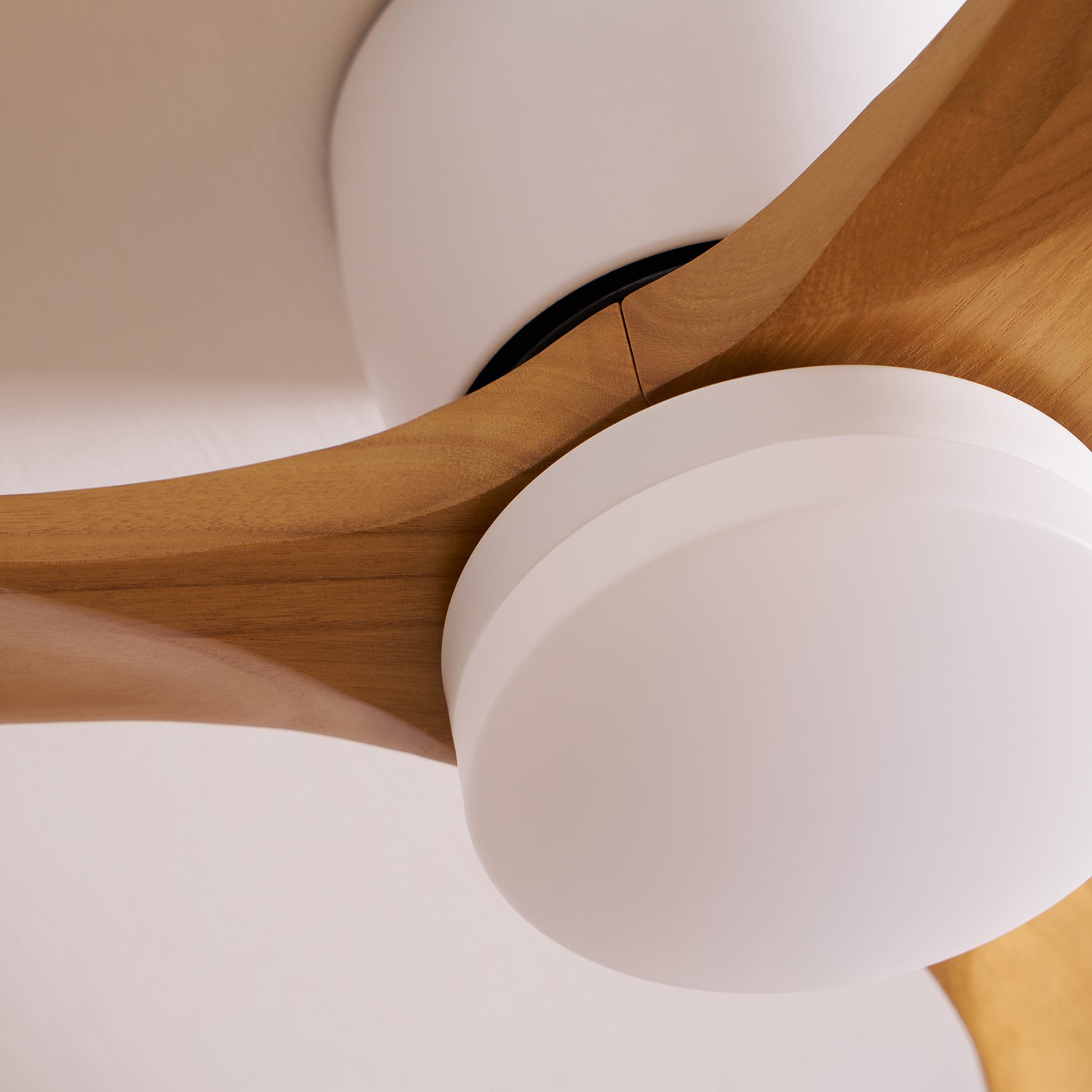 Schema che mostra le dimensioni del ventilatore da soffitto Nordico Ezra con luce
