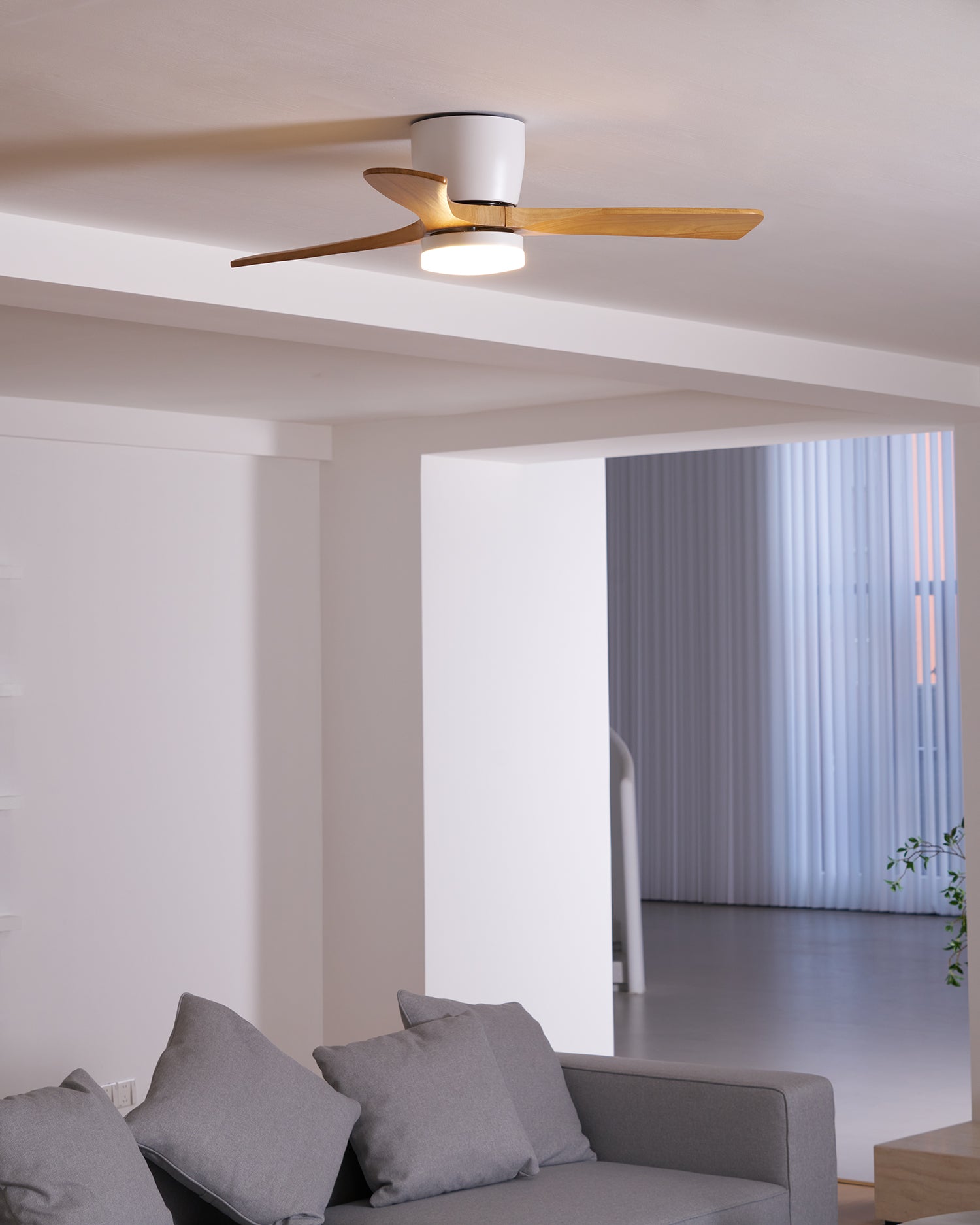 Ventilatore da soffitto moderno in legno Elena con una vista dettagliata delle pale