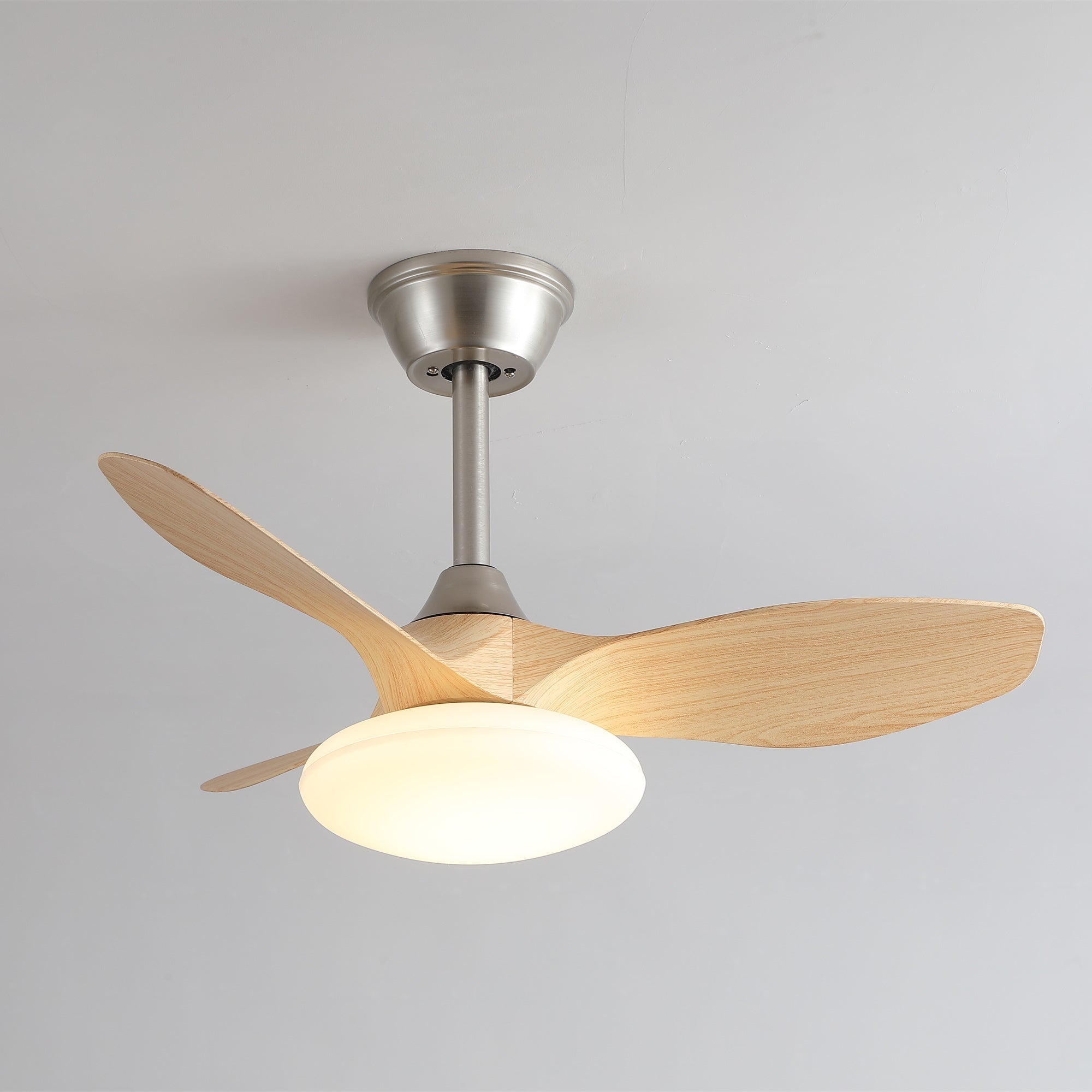 Primo piano del ventilatore da soffitto Sylvara con luce e pale in ABS
