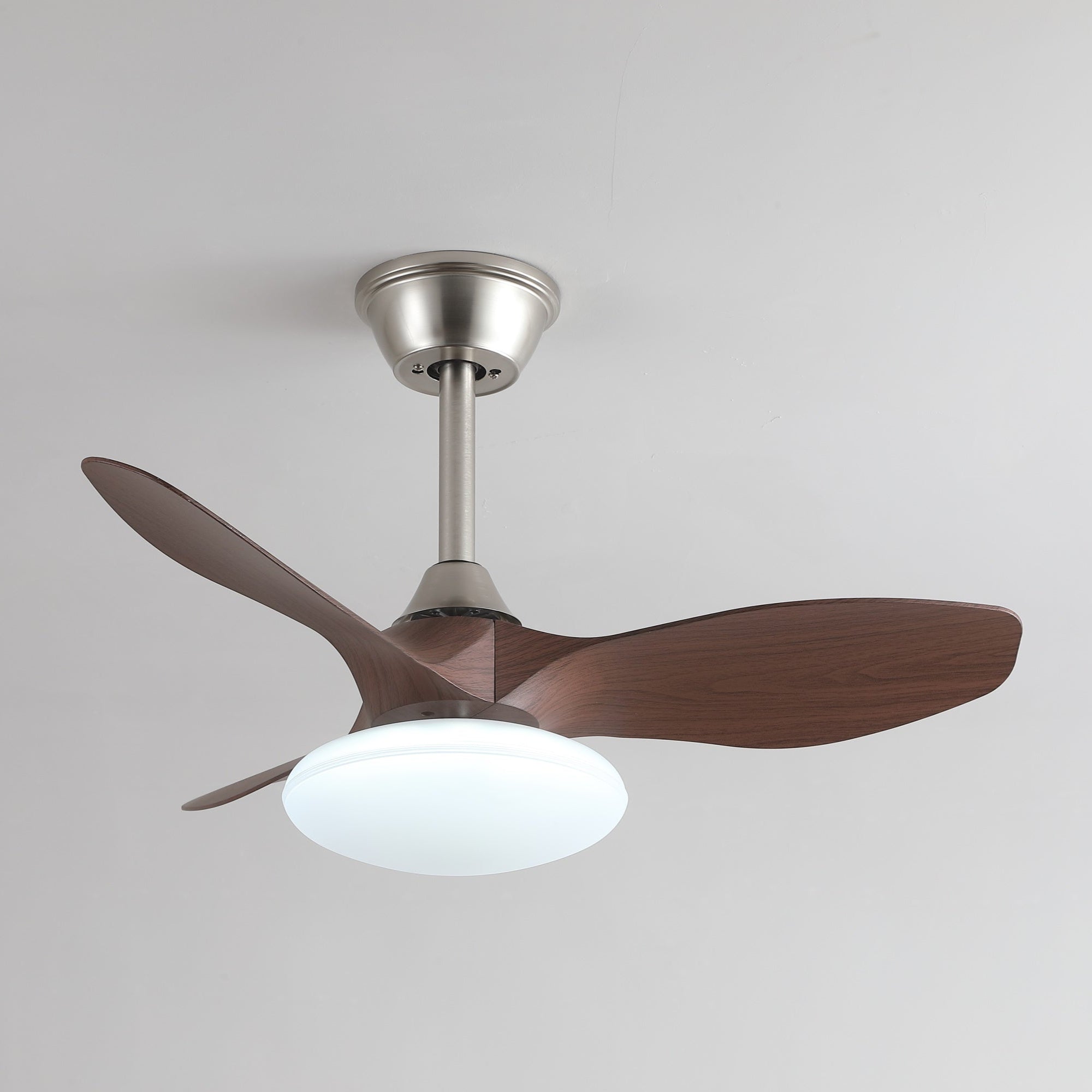 Ventilatore da soffitto Sylvara con luce in finitura Nichel