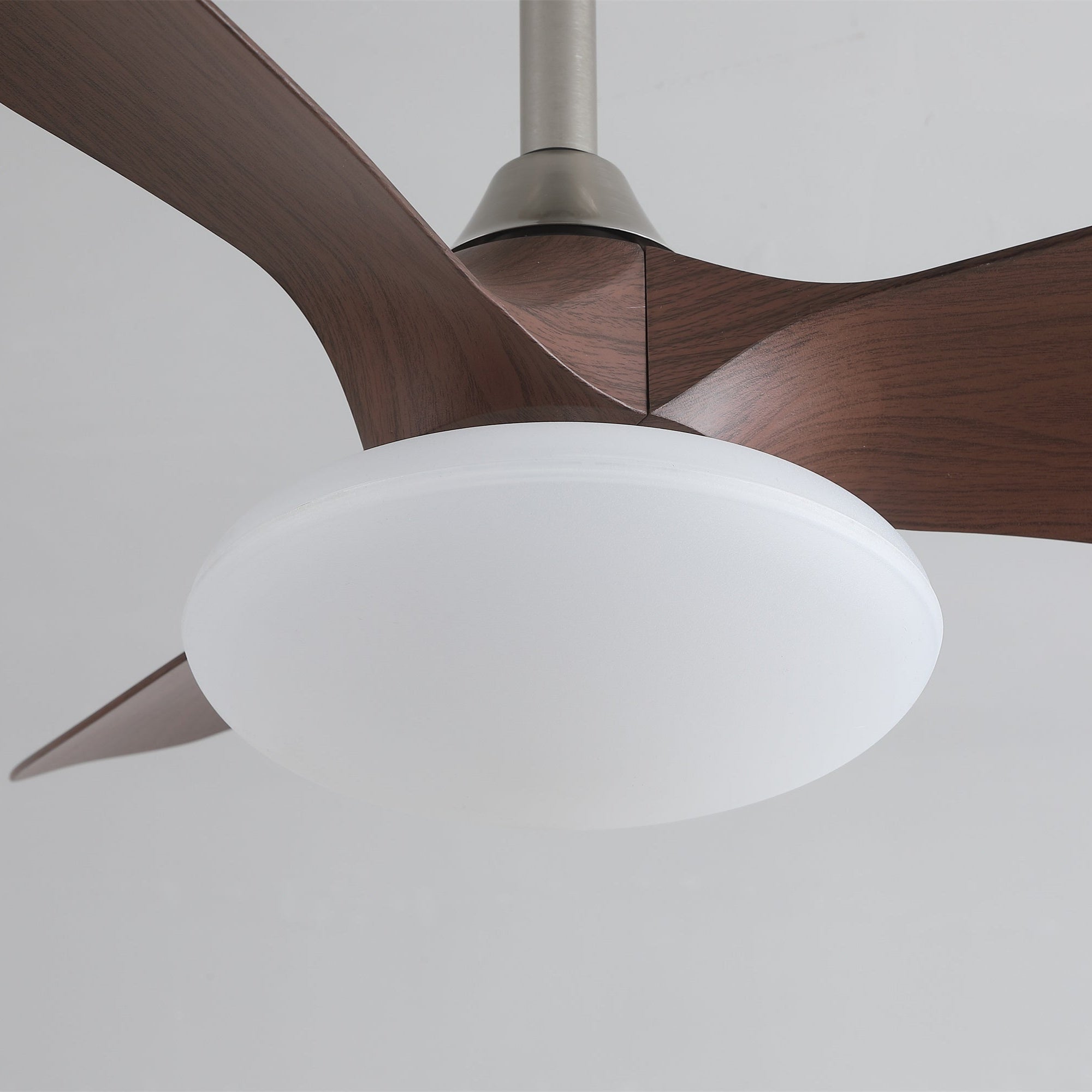 Ventilatore da soffitto Sylvara con luce e ventola che opera a 6 velocità