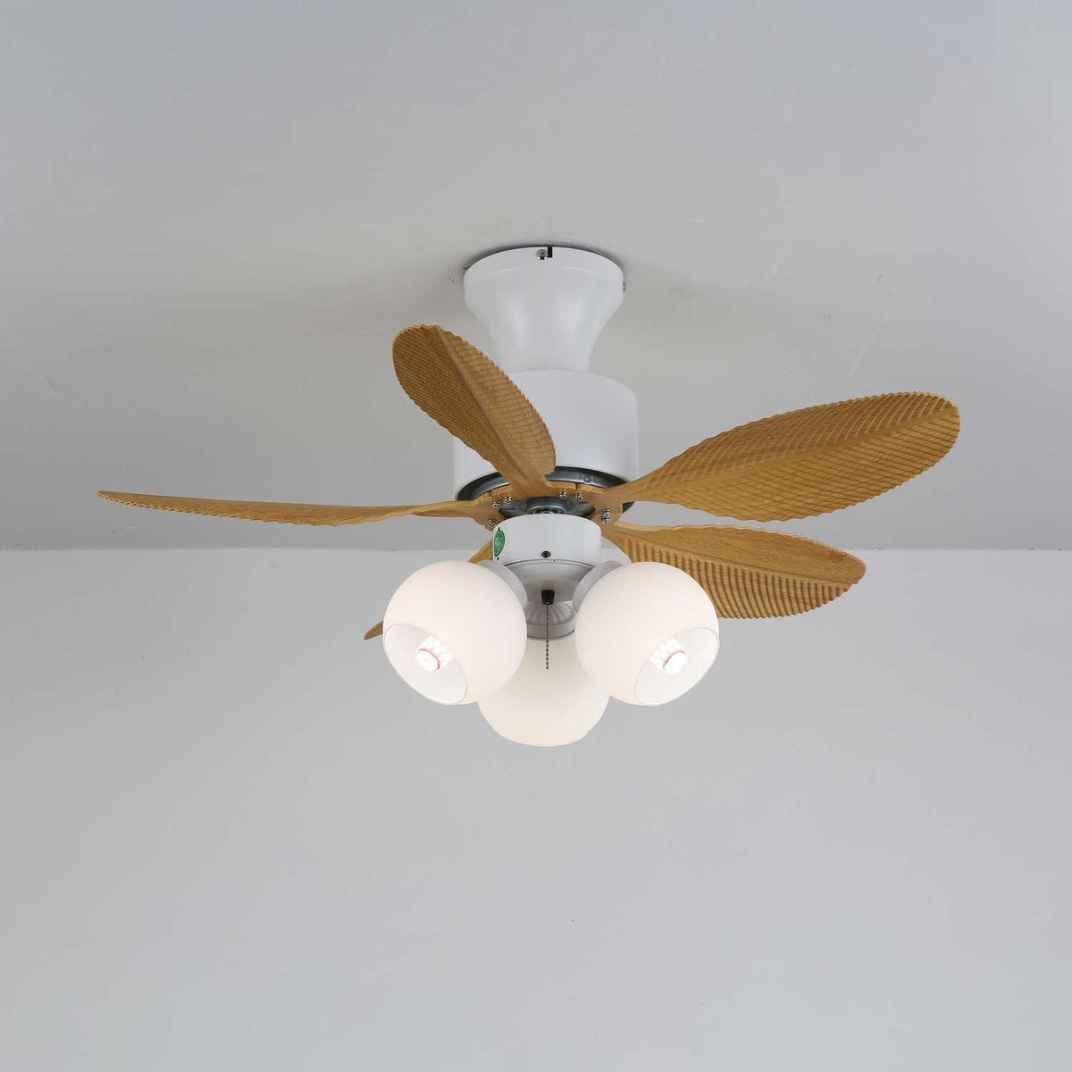 Ventilatore da soffitto Althea con luce che mostra il dettaglio del paralume in vetro