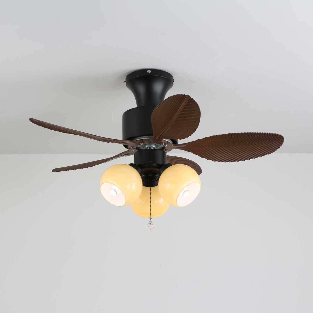 Vista laterale del ventilatore da soffitto Althea vintage in legno con luce