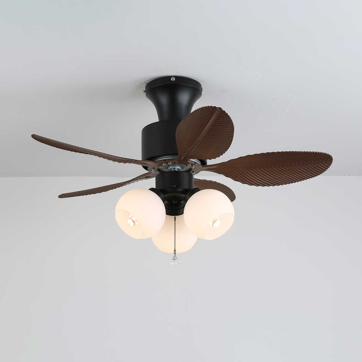 Dettaglio della struttura in metallo del ventilatore Althea con luce