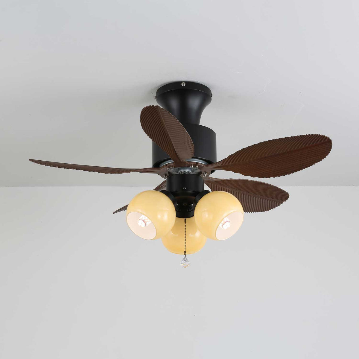 Immagine lifestyle del ventilatore da soffitto Althea con luce in un interno moderno vintage