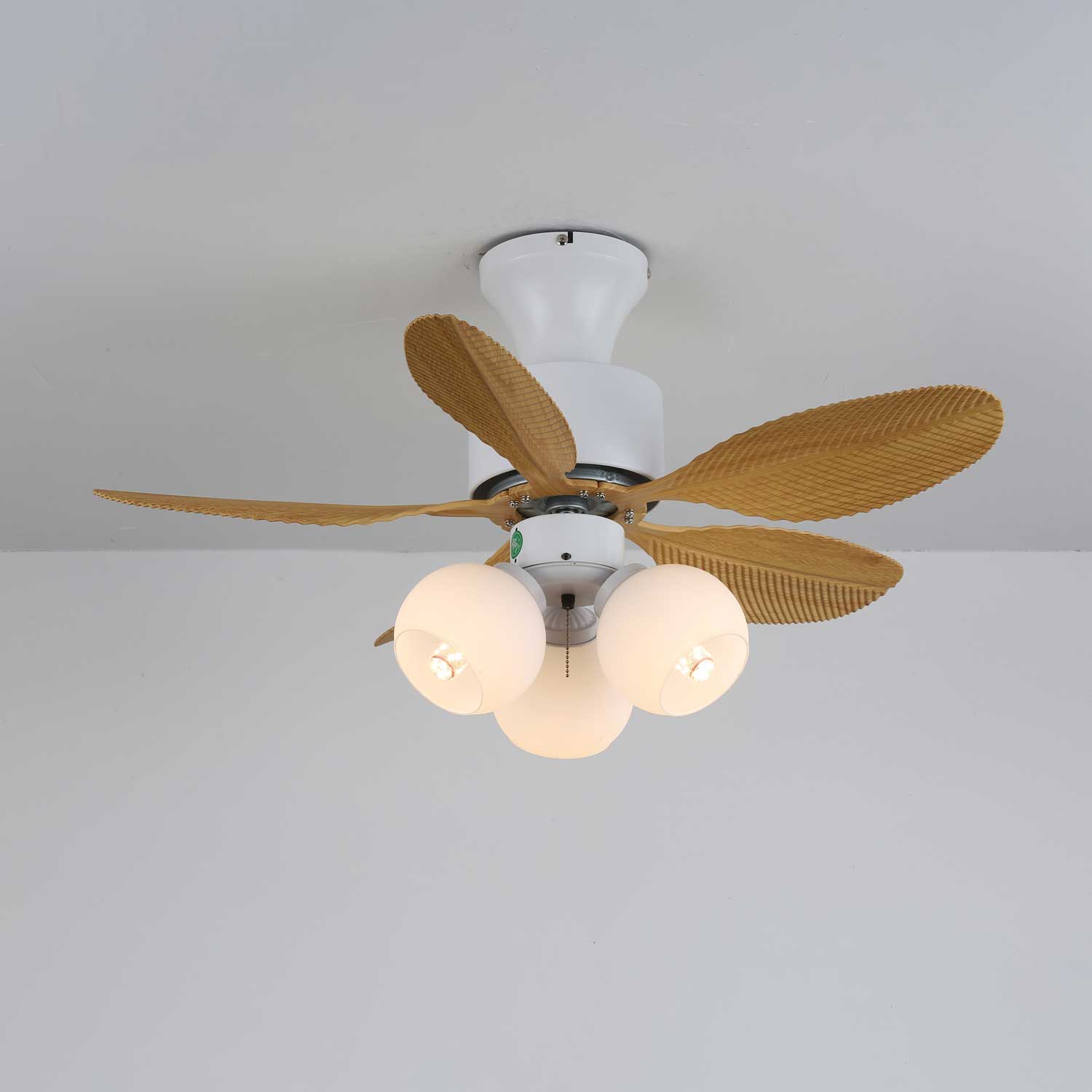 Ventilatore da soffitto Althea vintage in legno con luce e pale in movimento
