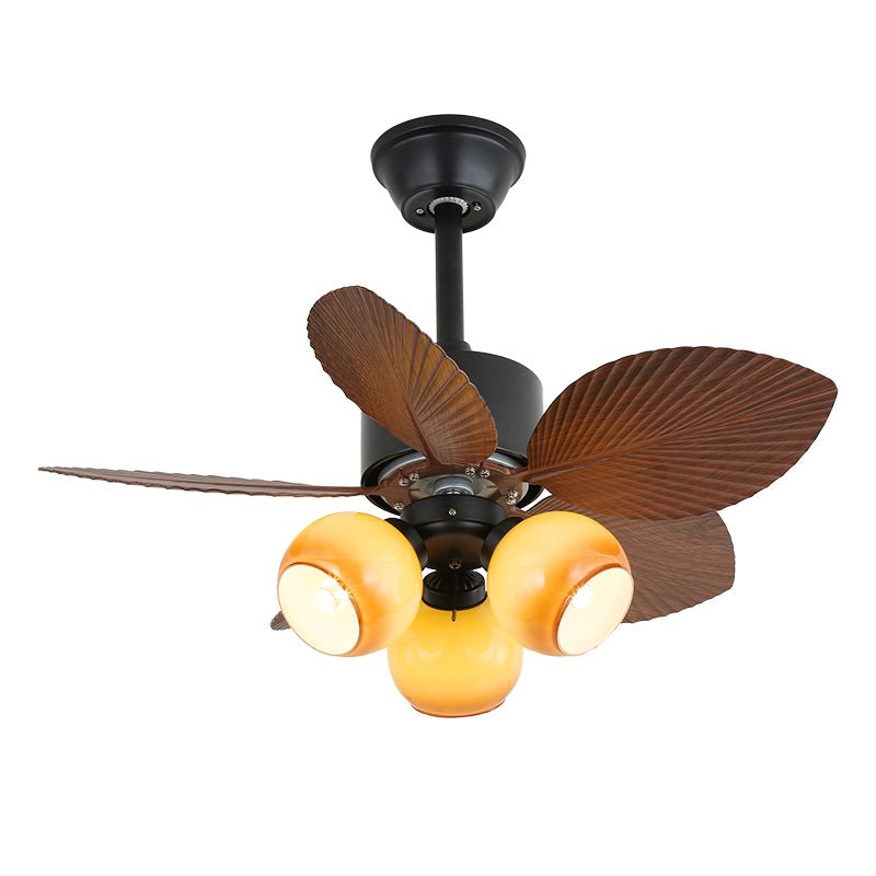 Ventilatore da soffitto con luce Liora in legno tropicale in un ambiente soggiorno