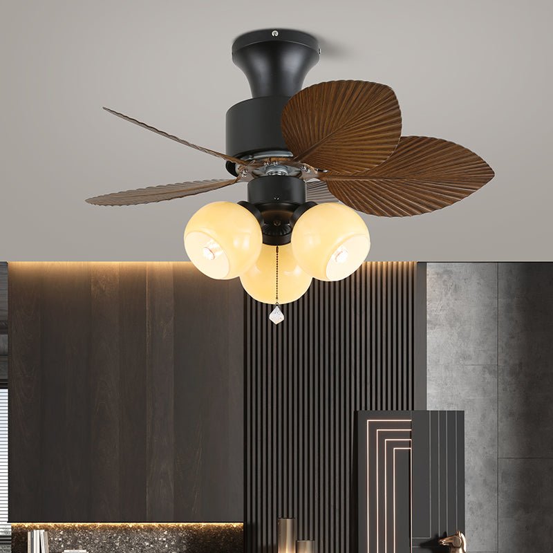 Il ventilatore con luce con pale in movimento.