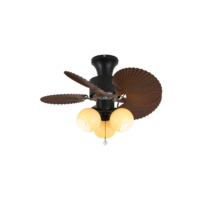 Vista dal basso del ventilatore con luce e illuminazione.